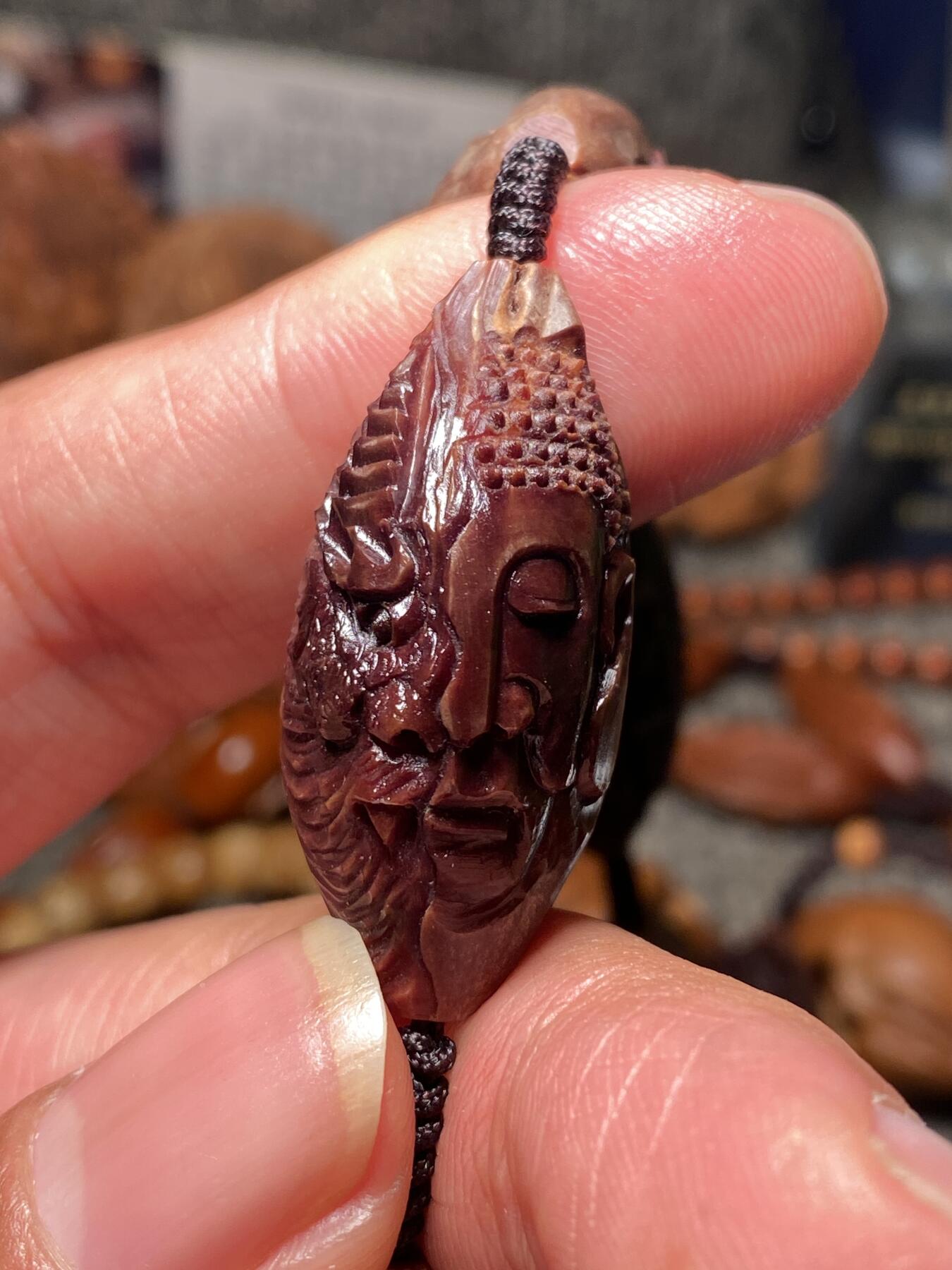 捡漏苏州非物质文化遗产，核雕艺术老苏工 福利孤品苏工核雕纯手工老手艺，老款佛魔紫核一念之间，雕工深峻，个性十足，等待有缘人，尺寸1。65x3.45喜欢的来