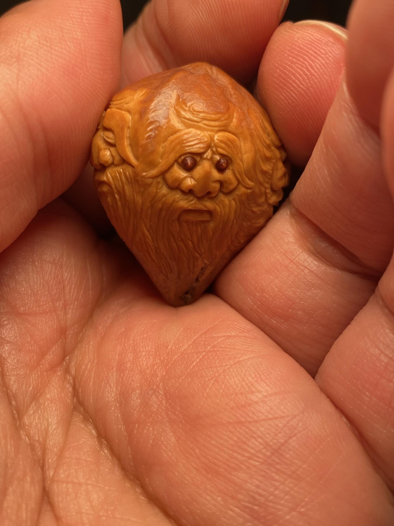 捡漏苏州非物质文化遗产，核雕艺术老苏工 福利苏工核雕纯手工群仙单籽，雕工深峻，个性十足，等待有缘人，尺寸2.8x3.35喜欢的来