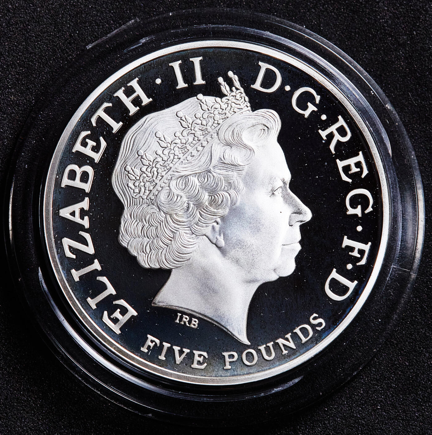 【俄甄集藏】满园春色-2026年(051)04-22星期三 晚 19:30 全场包邮 英国2013年纪念伊丽莎白二世加冕60周年女王肖像岁月系列-第四版老年肖像5镑加厚精制大银币，重56.56克，925银，发行量697枚，名誉品种