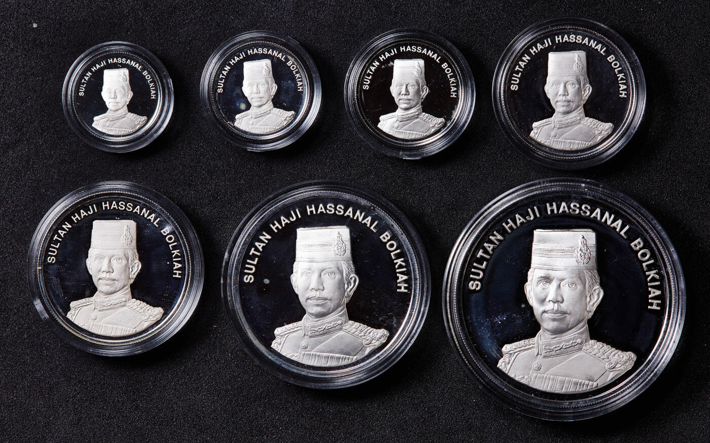 【俄甄集藏】满园春色-2026年(051)04-22星期三 晚 19:30 全场包邮 文莱1992年哈桑纳尔·博尔基亚苏丹头像纪念货币局成立25周年精制全银套币，原盒证，建筑为奥马尔·阿里·赛福鼎清真寺，共计74.41克，925银，发行量2000套，名誉品种