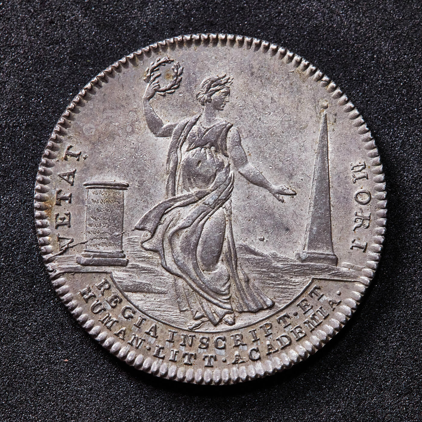 【俄甄集藏】满园春色-2026年(051)04-22星期三 晚 19:30 全场包邮 法国1774-1792年路易十六头像皇家人文与文学院银质代用币章，直径：29mm，重量：7.7克，黄油彩，原光品相