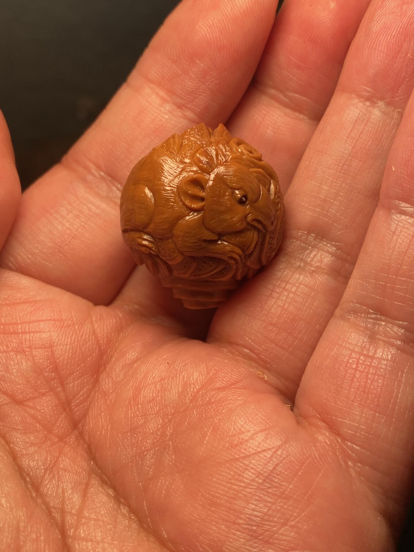 捡漏苏州非物质文化遗产，核雕艺术老苏工 福利苏工核雕纯手工铁核数钱三通，雕工深峻，个性十足，等待有缘人，尺寸2。7x2.9,目前核界最大尺寸喜欢的来