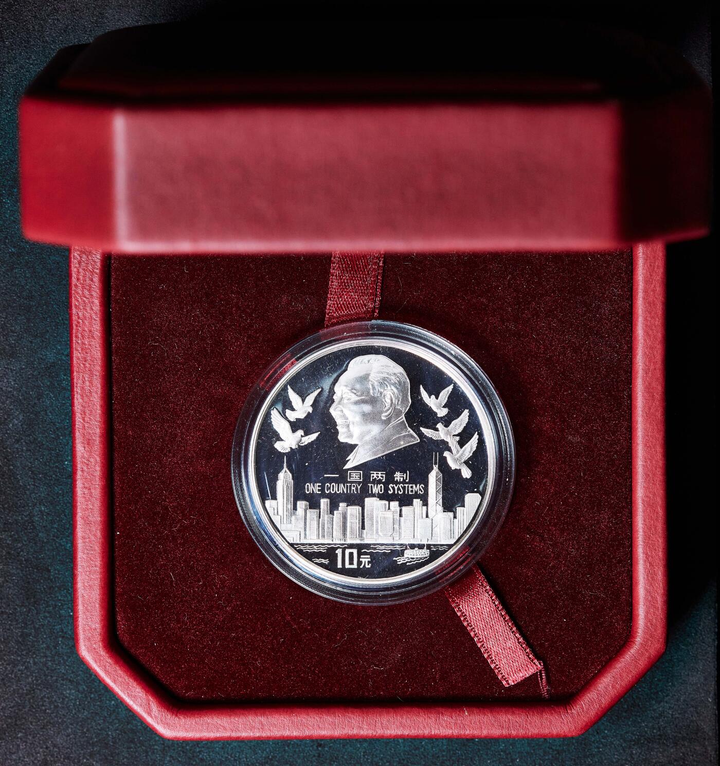 【俄甄集藏】满园春色-2026年(051)04-22星期三 晚 19:30 全场包邮 中国1995年香港回归倒计时一国两制第一组10元精制大银币，原盒证，重31.104克，999银，发行量88000枚