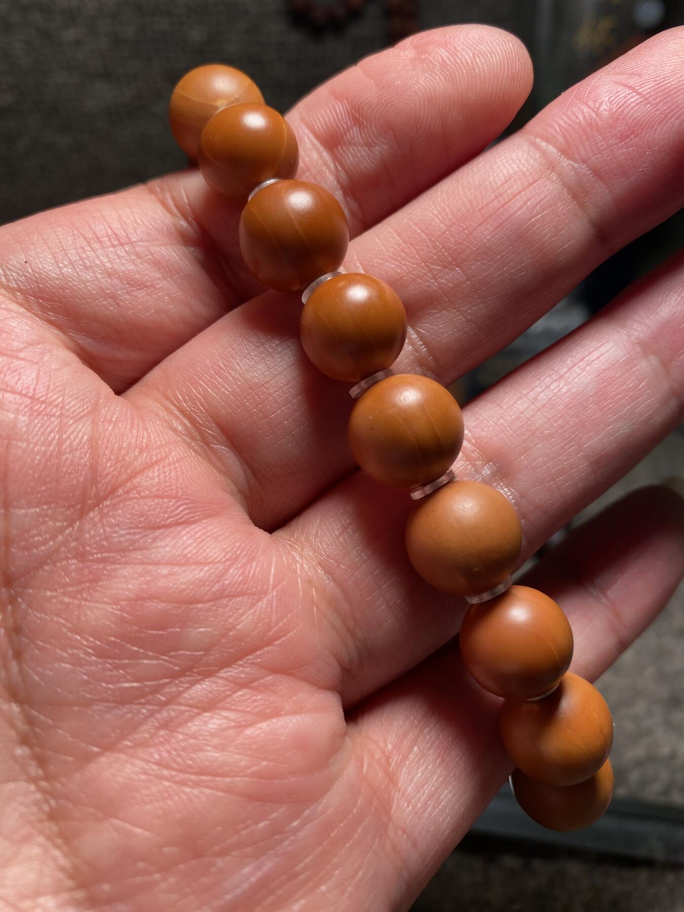 捡漏苏州非物质文化遗产，核雕艺术老苏工 福利苏工核雕纯手工铁核小正圆手串，个性十足，等待有缘人，尺寸1。15左右喜欢的来，二个字便宜，少花冤枉钱，不还价