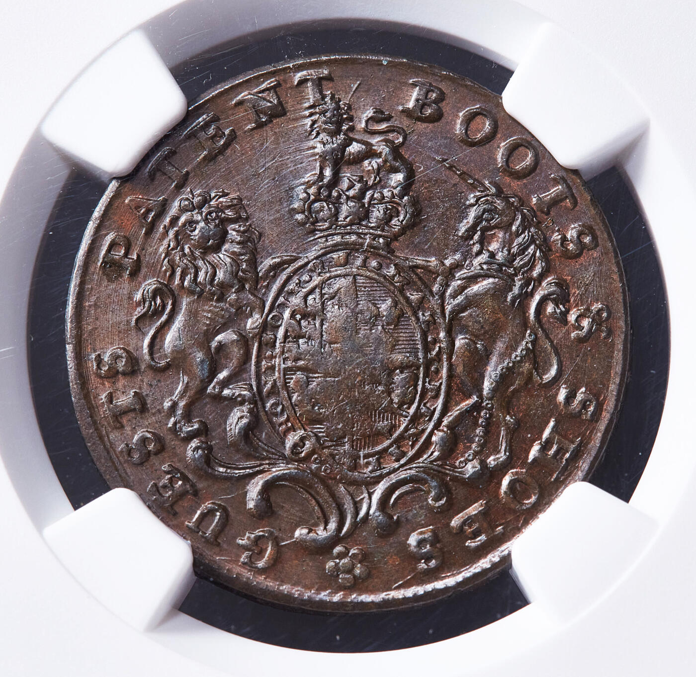 【俄甄集藏】满园春色-2026年(051)04-22星期三 晚 19:30 全场包邮 英国1795年米德尔塞克思郡伦敦格斯特皮鞋制造商1/2便士皇室纹章与鞋具商业代用铜币，NGC MS62，巧克力包浆，底光犹存，经典品种