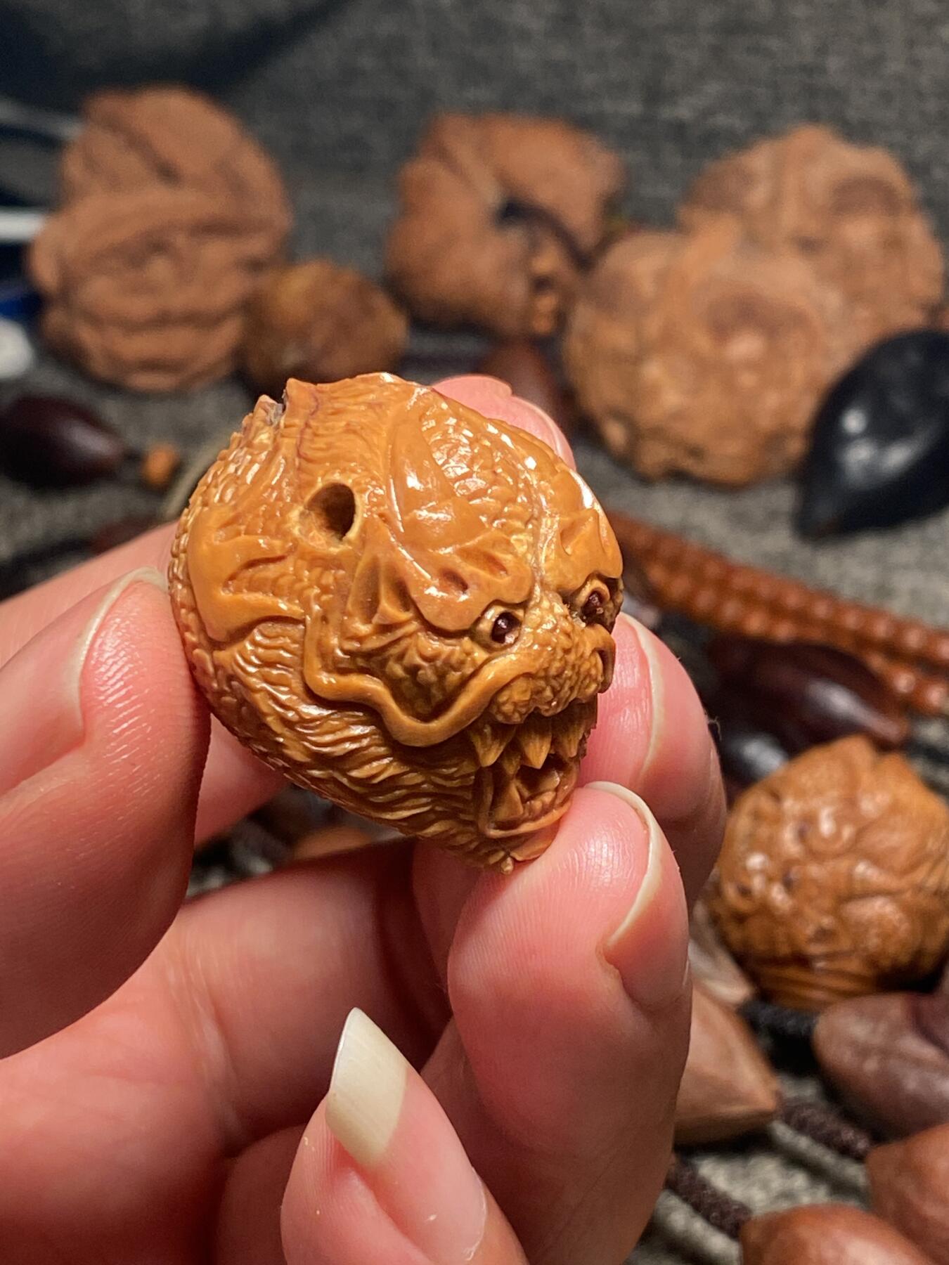 捡漏苏州非物质文化遗产，核雕艺术老苏工 福利苏工核雕纯手工龙行天下单籽，雕工深峻，个性十足，等待有缘人，尺寸2.8x3.45喜欢的来