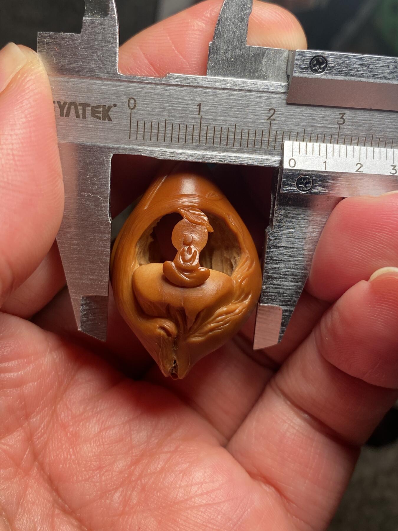 捡漏苏州非物质文化遗产，核雕艺术老苏工 福利苏工核雕纯手工风景无相单籽，雕工深峻，个性十足，等待有缘人，尺寸2.35x3。7喜欢的来