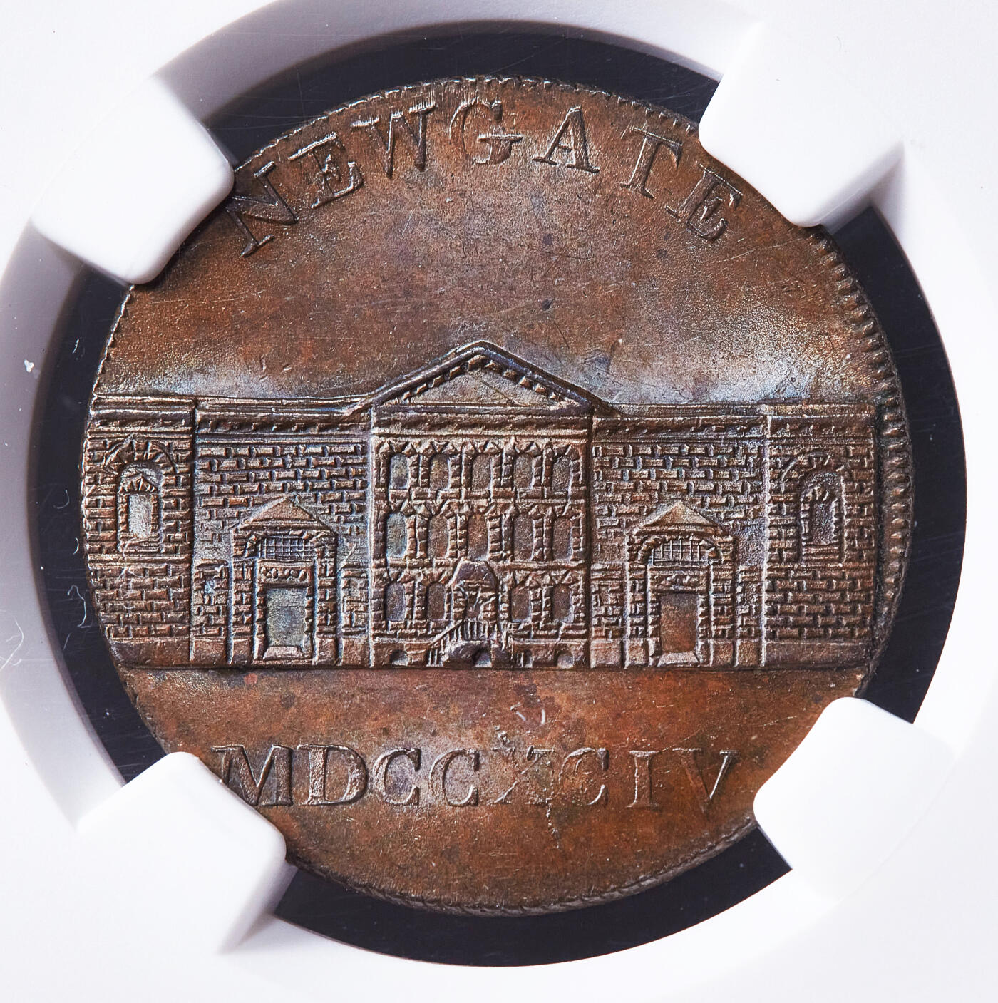 【俄甄集藏】满园春色-2026年(051)04-22星期三 晚 19:30 全场包邮 英国1794年米德尔塞克思郡伦敦纽盖特监狱（1902年拆除）1/2便士商业代用铜币，NGC MS64，巧克力包浆，转光品相，设计精美