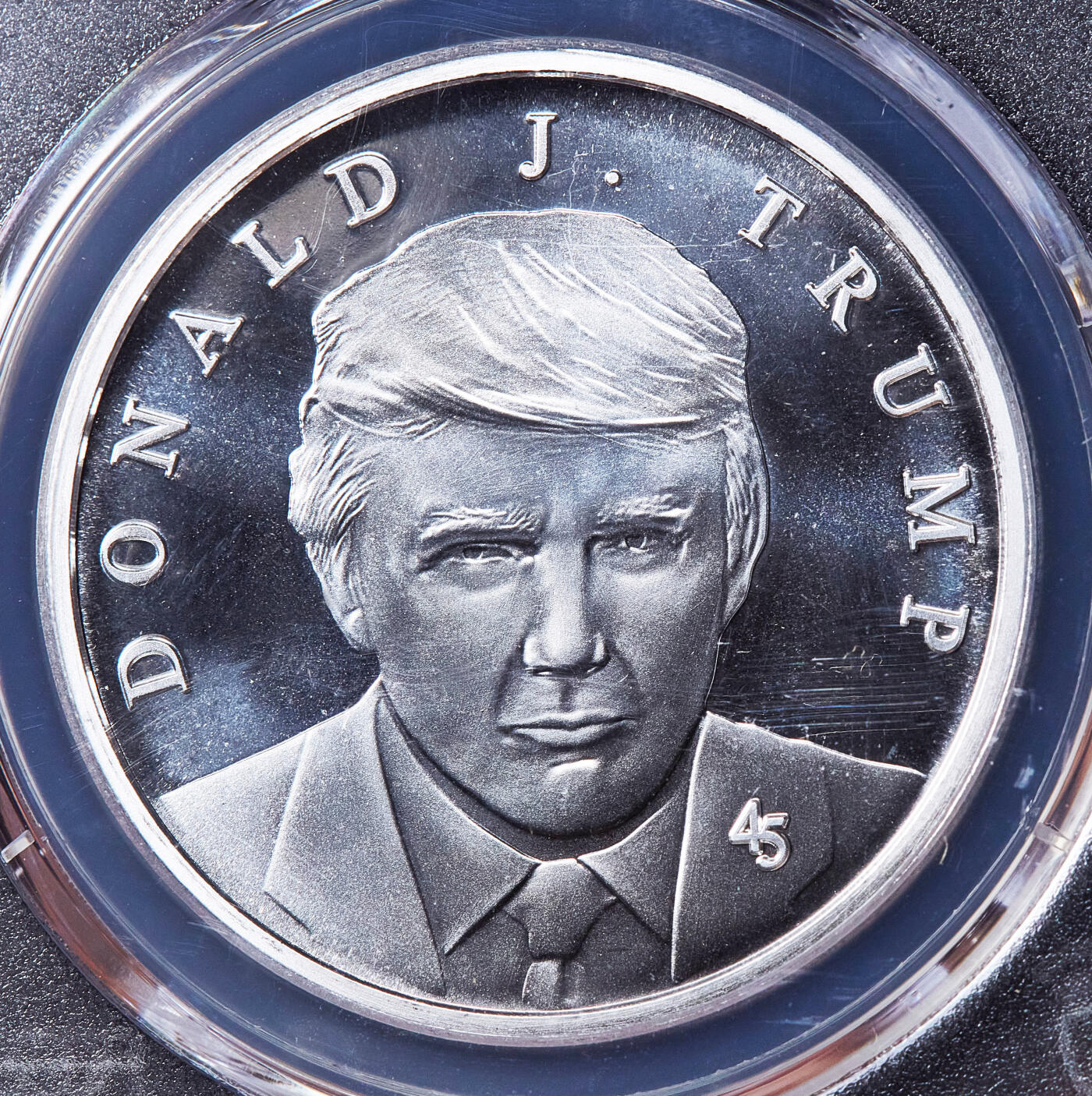 【俄甄集藏】满园春色-2026年(051)04-22星期三 晚 19:30 全场包邮 美国2024年纪念特朗普当选美国总统入驻白宫1盎司精制银章，PCGS Gem Proof，特殊标签，重1盎司，999银，章完好，划痕是外盒上