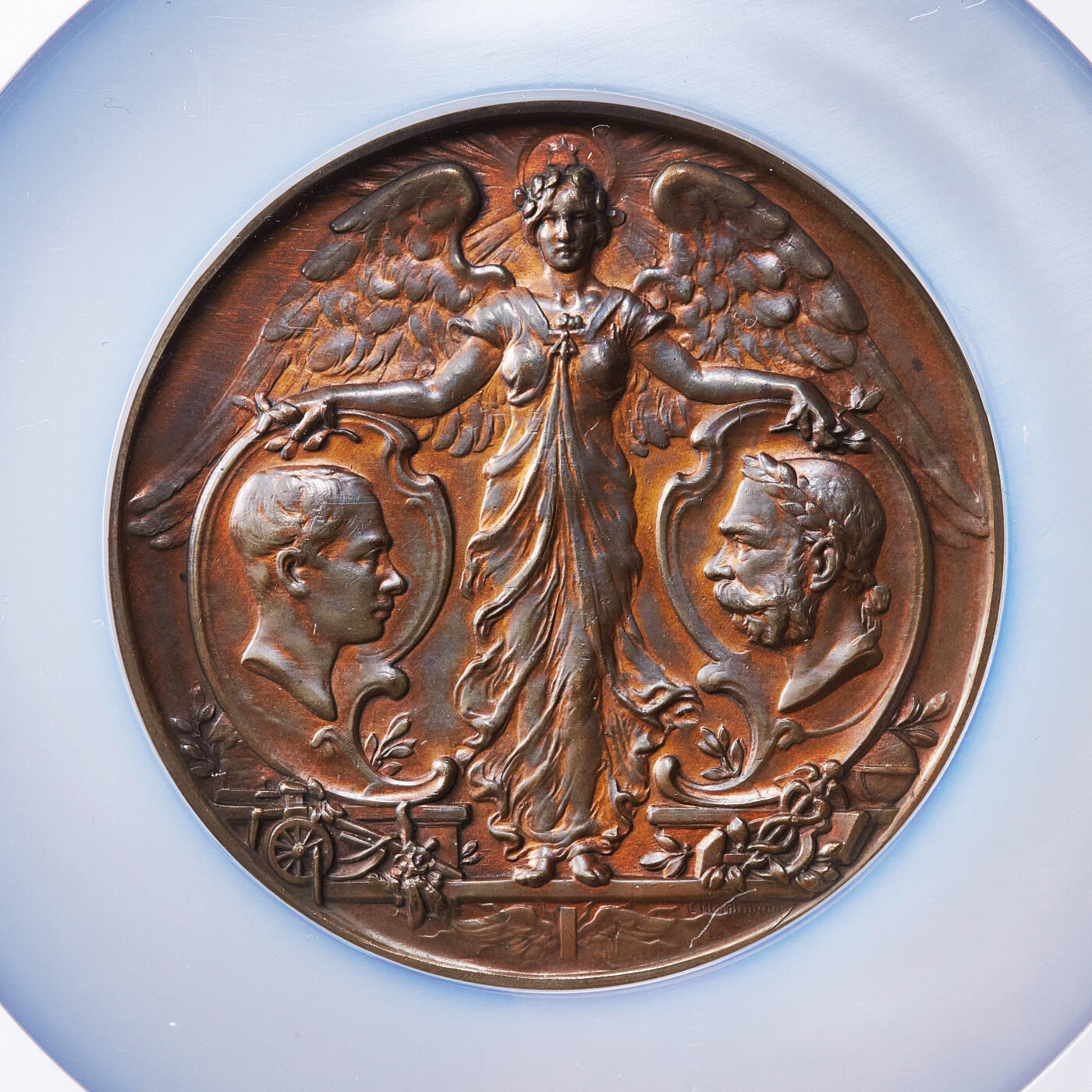 【俄甄集藏】满园春色-2026年(051)04-22星期三 晚 19:30 全场包邮 奥匈帝国1898年纪念弗朗茨·约瑟夫一世执政50周年大铜章，NGC MS63，双翼胜利女神庇佑下的年轻与年迈皇帝，维也纳顶级雕刻师卡尔·拉德尼茨基作品，巧克力包浆，高浮雕，名誉品种，直径：63mm