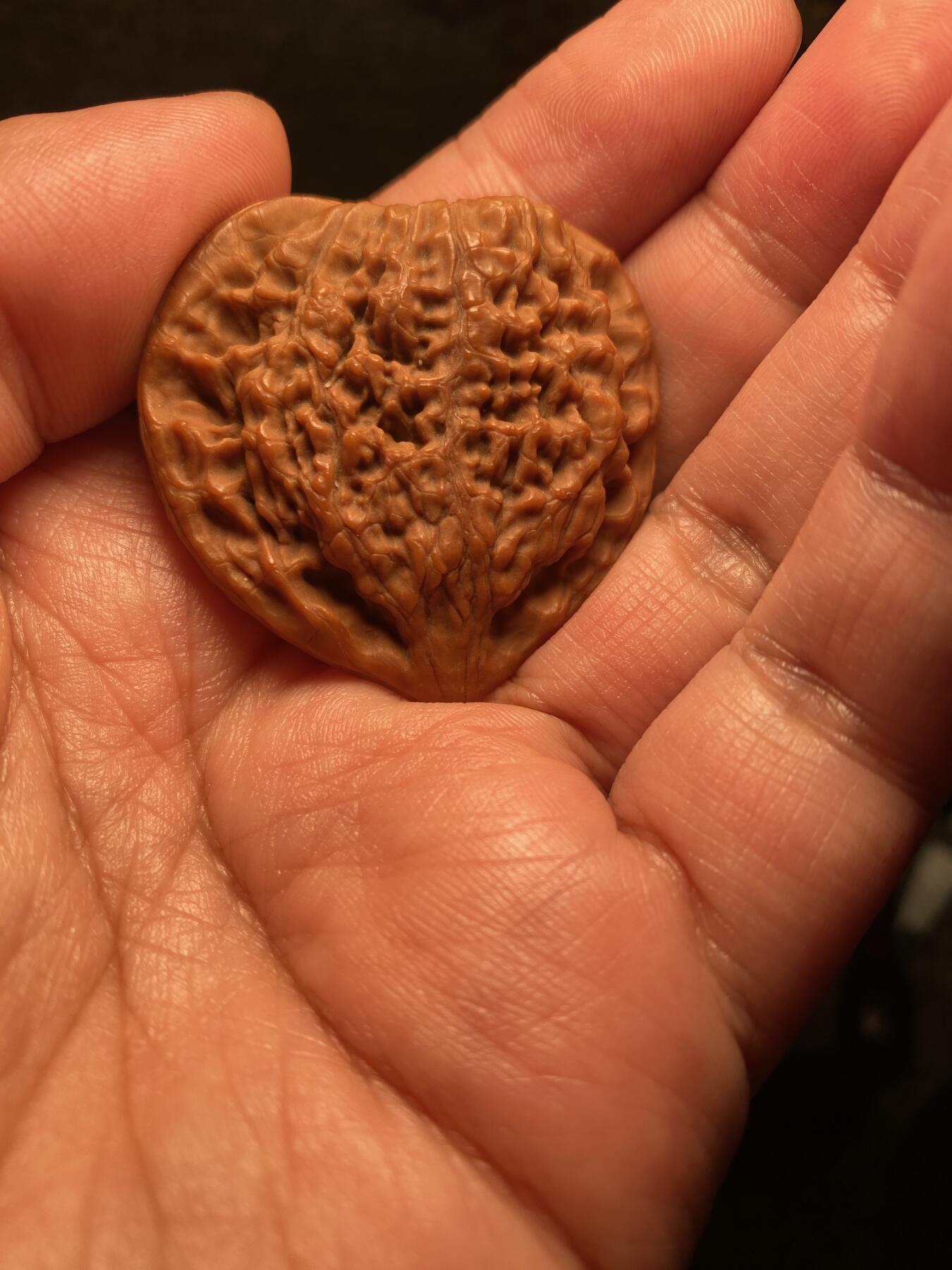 捡漏苏州非物质文化遗产，核雕艺术老苏工 福利苏工核雕，纯手工雕刻,核桃老苏工留刀痕关公，忠义千秋，个性十足，等待有缘人，市场无同款，尺寸4。2喜欢的来