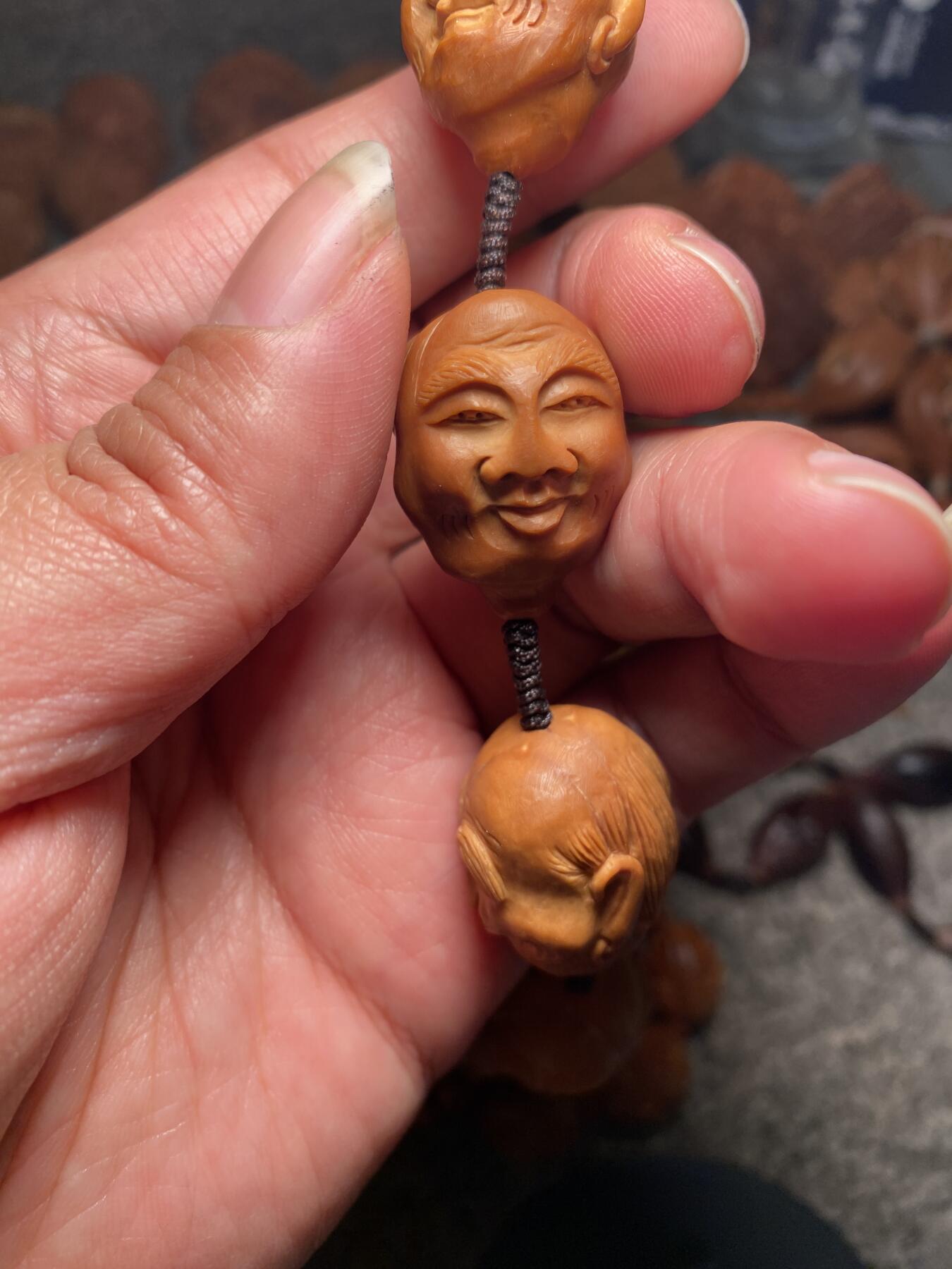 捡漏苏州非物质文化遗产，核雕艺术老苏工 福利苏工核雕纯手工老手艺，殷派十八罗汉，雕工深峻，个性十足，等待有缘人，尺寸2。15x2.9喜欢的来