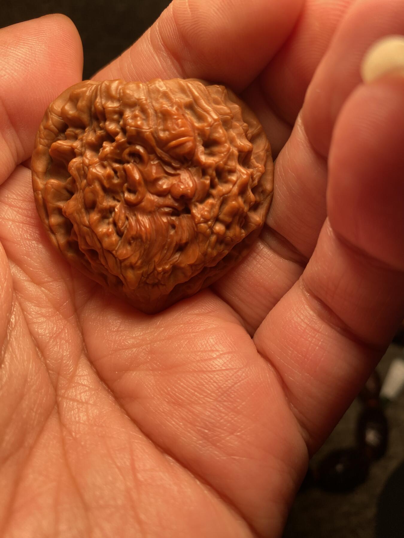 捡漏苏州非物质文化遗产，核雕艺术老苏工 福利苏工核雕，纯手工雕刻,核桃老苏工留刀痕关公，忠义千秋，个性十足，等待有缘人，市场无同款，尺寸4。2喜欢的来