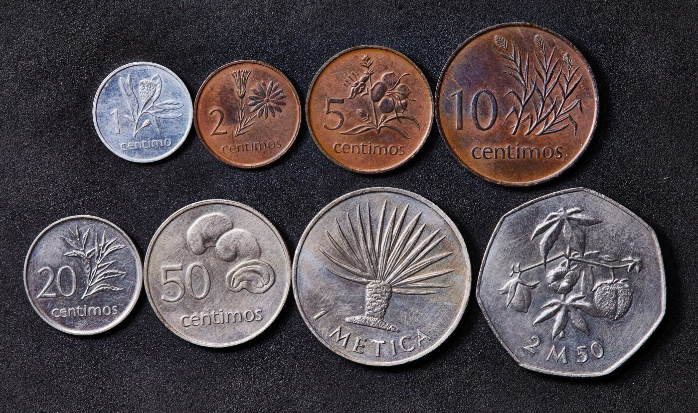 【俄甄集藏】满园春色-2026年(051)04-22星期三 晚 19:30 全场包邮 莫桑比克1975年独立首版总统萨莫拉·马谢尔头像硬币8枚一套，品相尚佳，少见品种