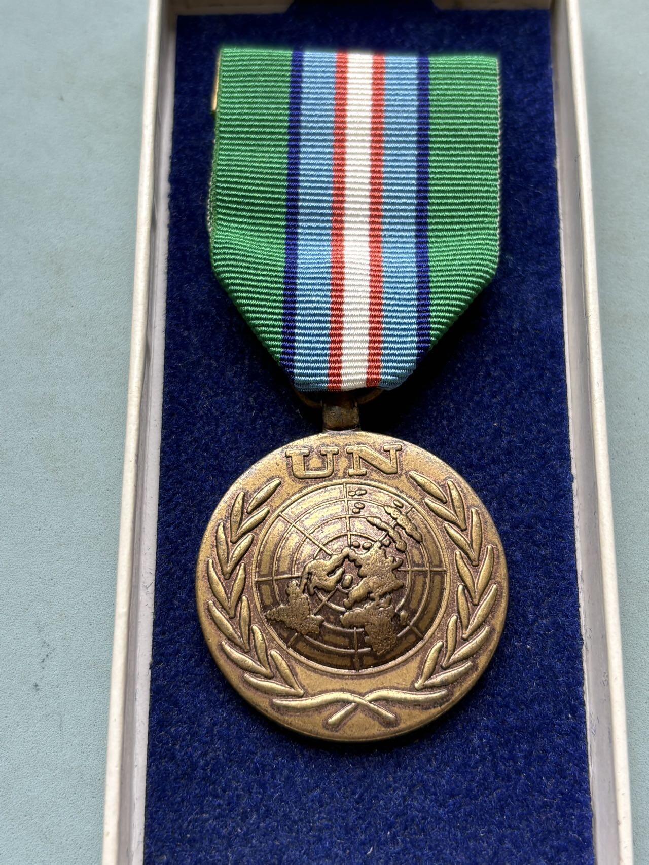 盛世勋华——号角文化勋章邮票专场拍卖第314期 联合国柬埔寨过渡时期权力机构 维和奖章，带原盒，1992年，由联合国安理会授权设立，是冷战后联合国规模最大、权限最广的维和行动之一  监督柬埔寨停火、组织1993年柬埔寨大选、遣返难民、重建国家机构、保障人权，1992年，中国派出400人成建制维和工兵部队赴柬埔寨执行任务，这是中国历史上第一支成建制“蓝盔部队”，标志着中国正式全面参与联合国维和行动