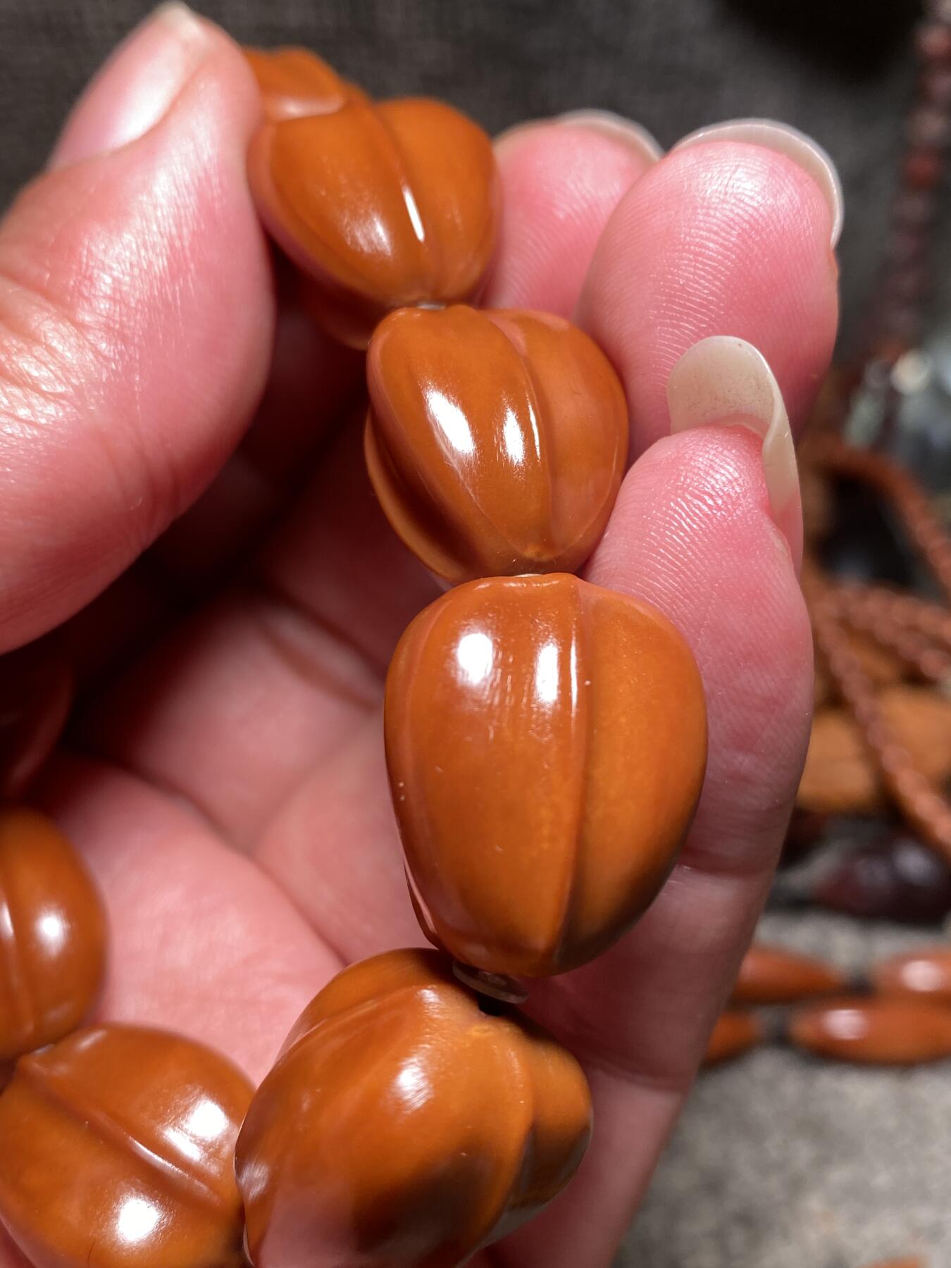 捡漏苏州非物质文化遗产，核雕艺术老苏工 福利苏工核雕，纯手工铁核鱼背，10年老料，个性十足，等待有缘人，市场无同款，尺寸1。68x2.1左右喜欢的来