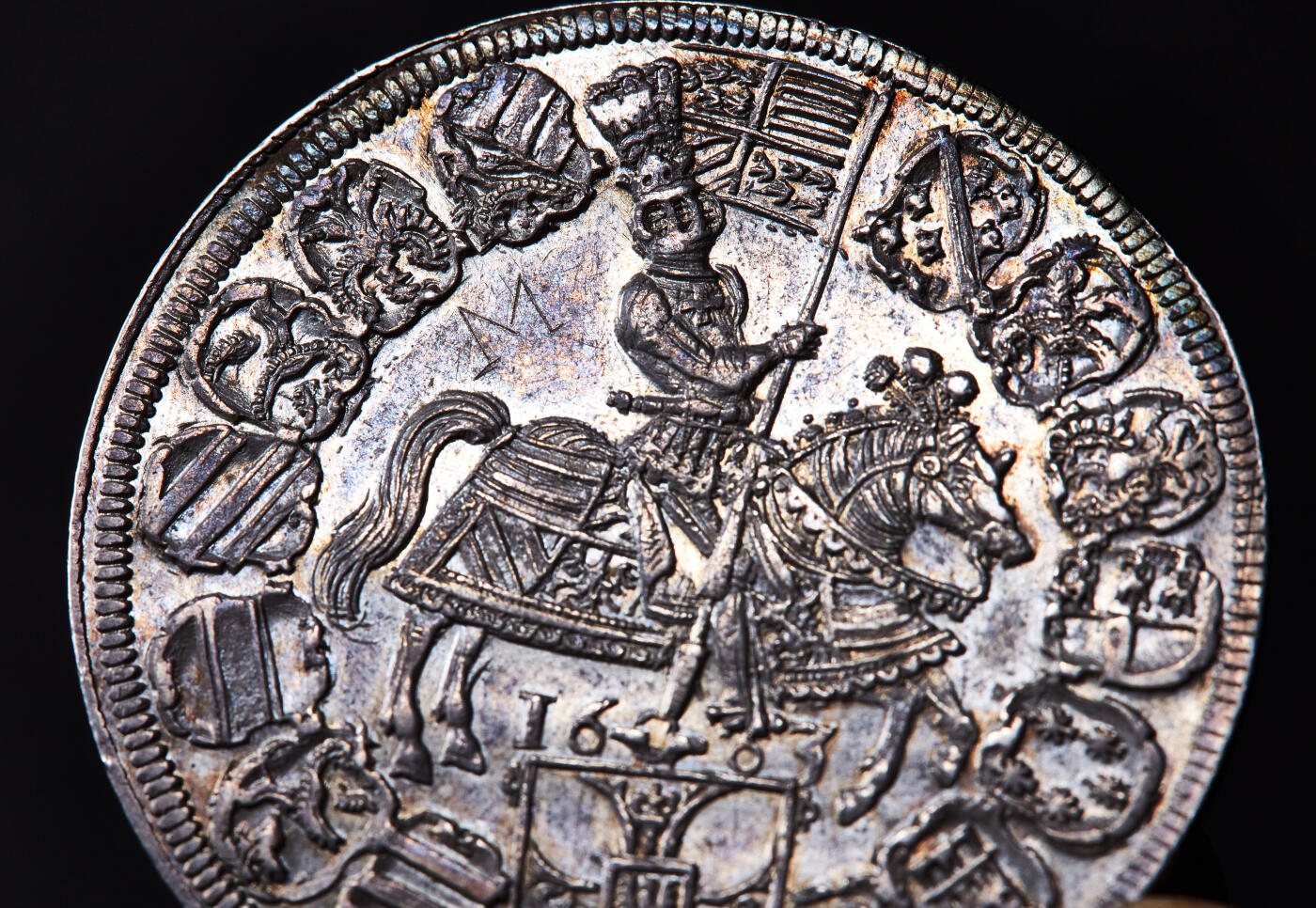 【俄甄集藏】满园春色-2026年(051)04-22星期三 晚 19:30 全场包邮 神圣罗马帝国-德国条顿骑士团1603年马克西米利安三世1泰勒大银币，打制周正，细节犀利，原味状态，可惜圣骑士身后有涂鸦刻字“M”