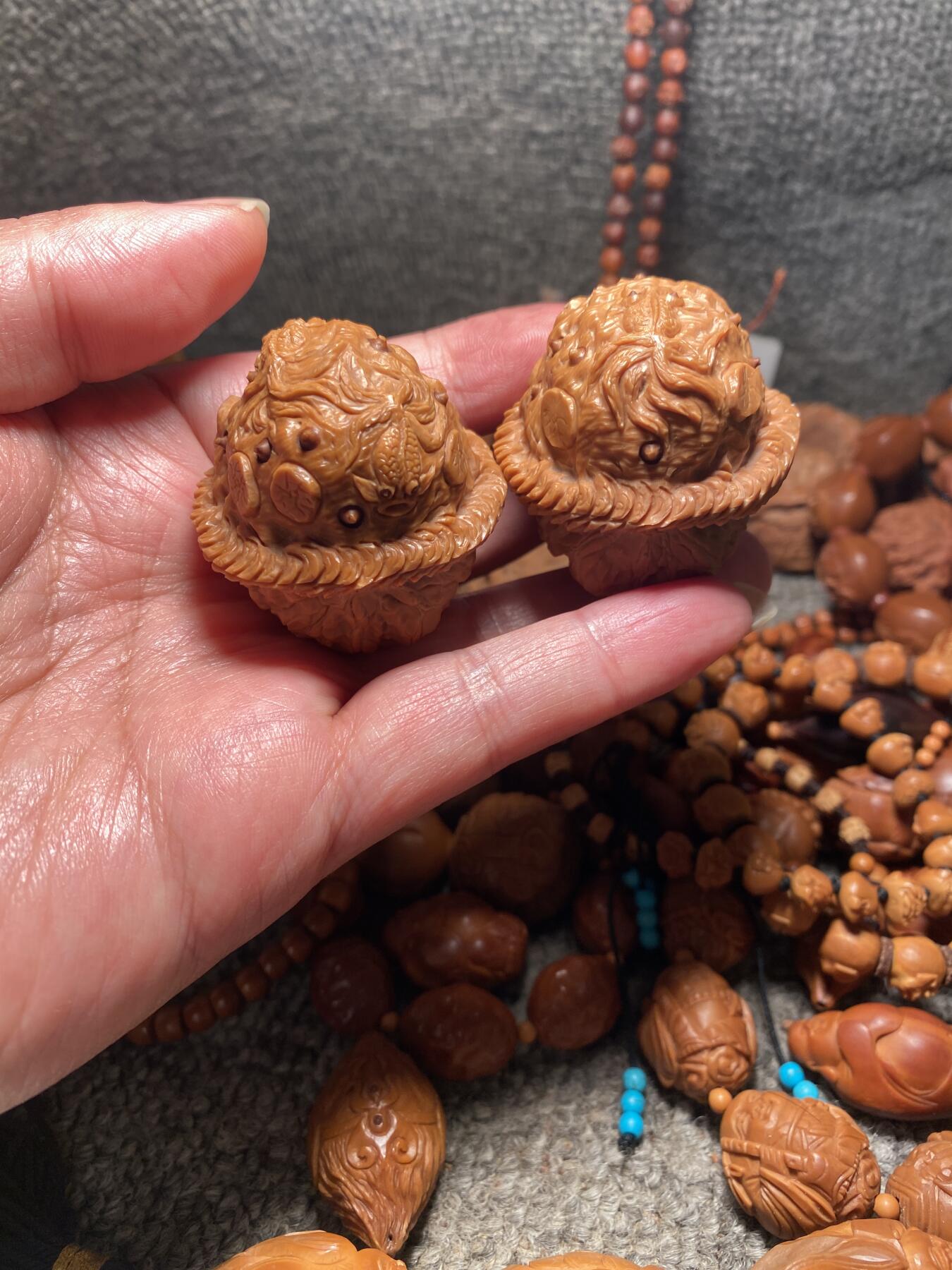 捡漏苏州非物质文化遗产，核雕艺术老苏工 福利苏工核雕，纯手工雕刻,核桃老苏工留刀痕腰缠万贯，金玉满堂，年年有余，好运连连，个性十足，等待有缘人，市场无同款，尺寸4。3喜欢的来