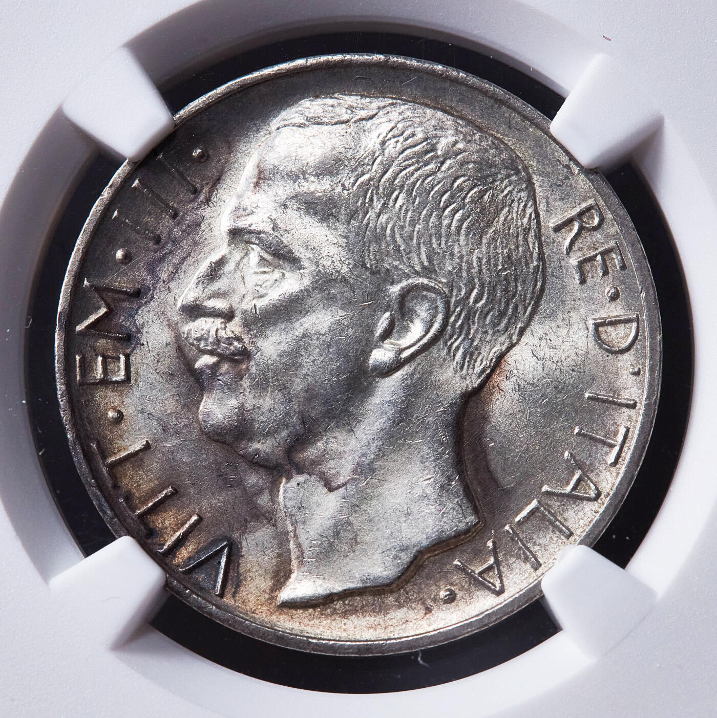 【俄甄集藏】满园春色-2026年(051)04-22星期三 晚 19:30 全场包邮 意大利王国1927年伊曼纽尔三世R版10里拉胜利女神驾马车银币，NGC MS62，黄油彩转光品相，经典品种