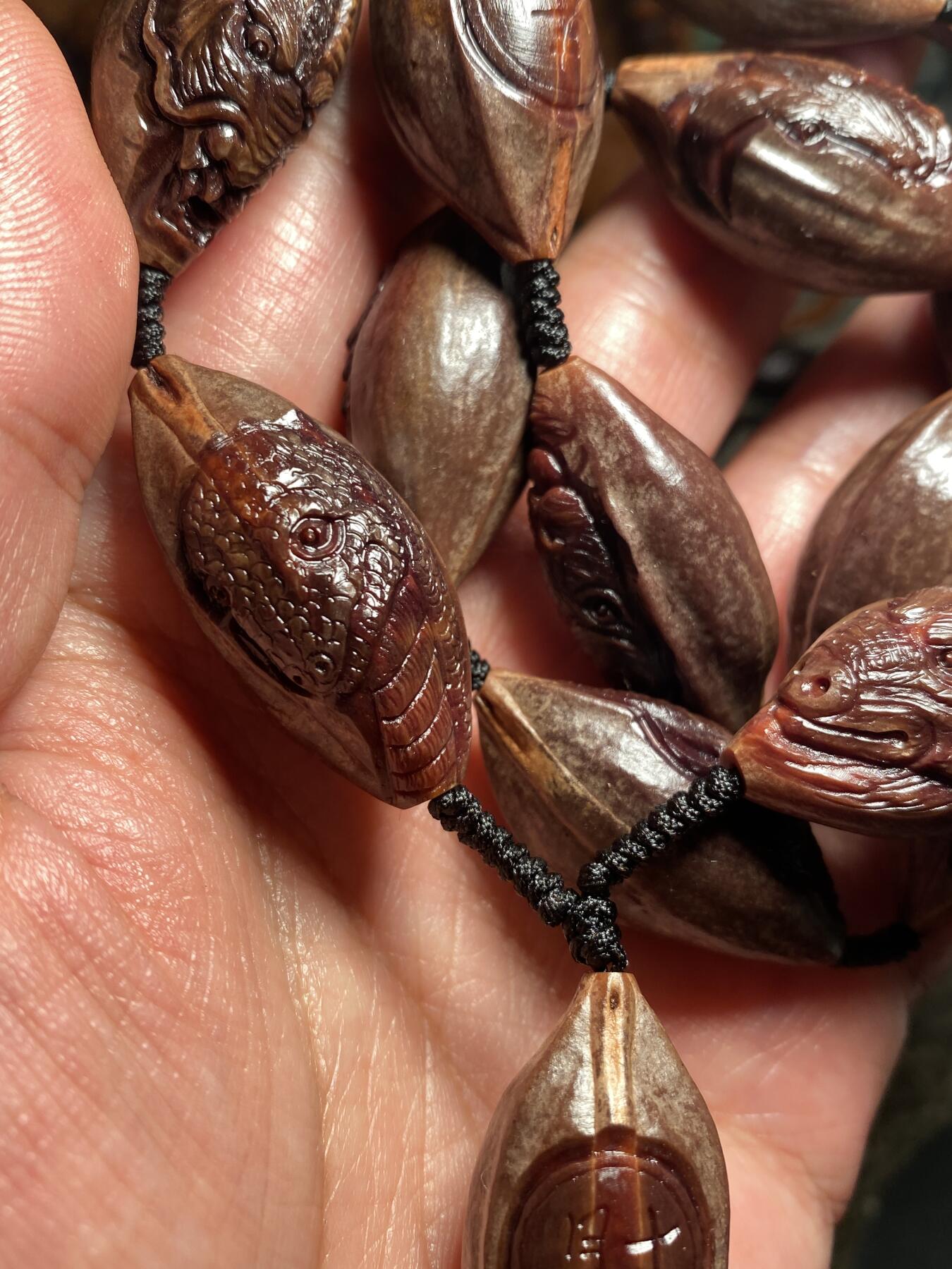 捡漏苏州非物质文化遗产，核雕艺术老苏工 福利苏工核雕纯手工老手艺名家王红秋老师雕刻紫核全手工福禄寿喜财十二生肖，雕工深峻，个性十足，等待有缘人，尺寸1。75x3.6喜欢的来