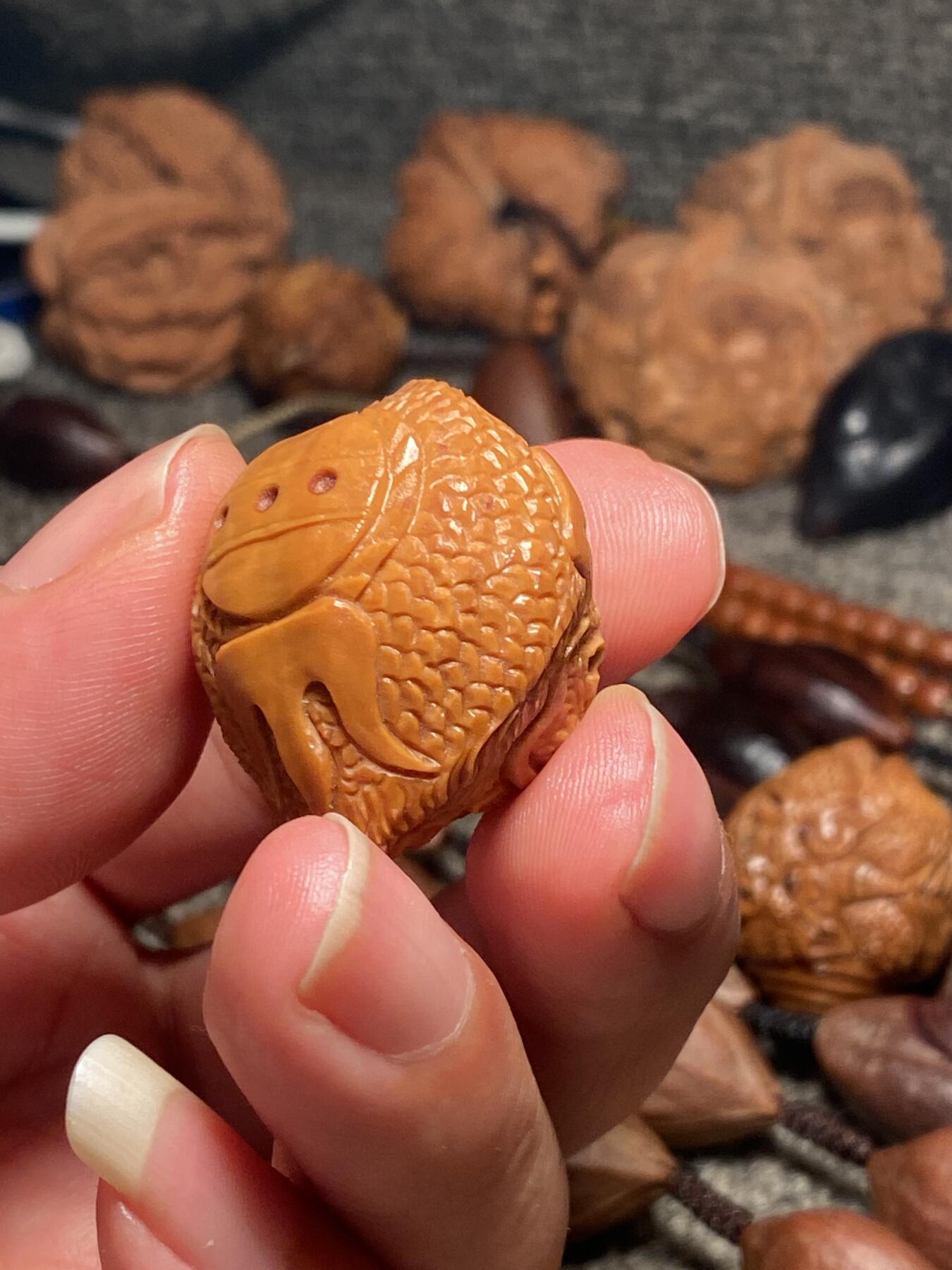 捡漏苏州非物质文化遗产，核雕艺术老苏工 福利苏工核雕纯手工龙行天下单籽，雕工深峻，个性十足，等待有缘人，尺寸2.8x3.45喜欢的来