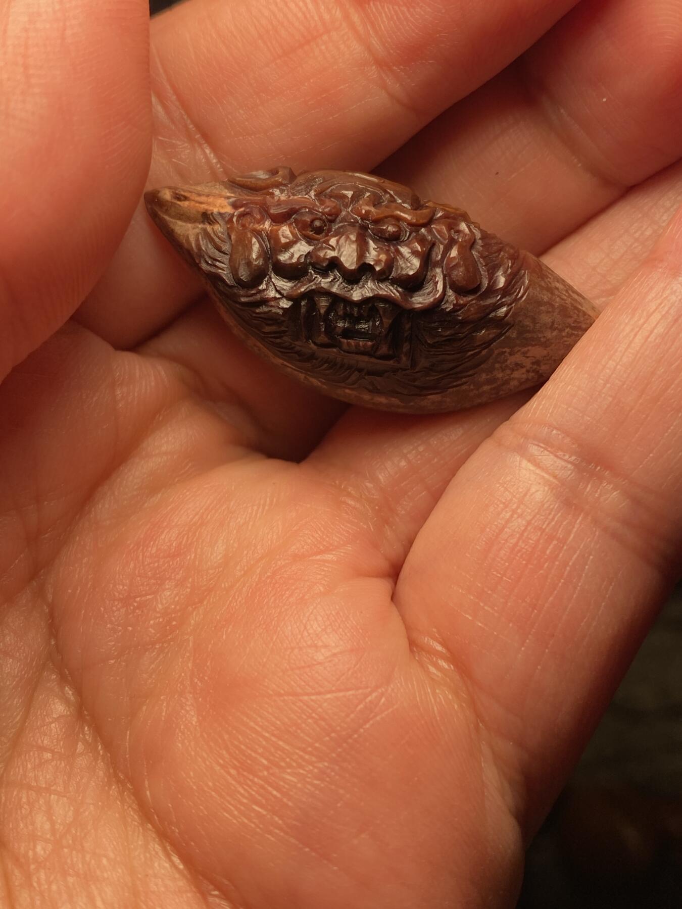 捡漏苏州非物质文化遗产，核雕艺术老苏工 福利苏工核雕纯手工老手艺横版紫核钟馗，雕工深峻，个性十足，等待有缘人，尺寸1。9x4.0喜欢的来