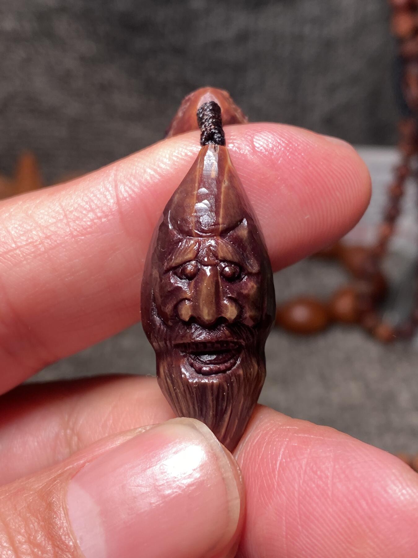 捡漏苏州非物质文化遗产，核雕艺术老苏工 福利苏工核雕纯手工老手艺名家王红秋老师雕刻异型紫核全刀工福禄十八罗汉，雕工深峻，个性十足，等待有缘人，尺寸1。5x3。2喜欢的来