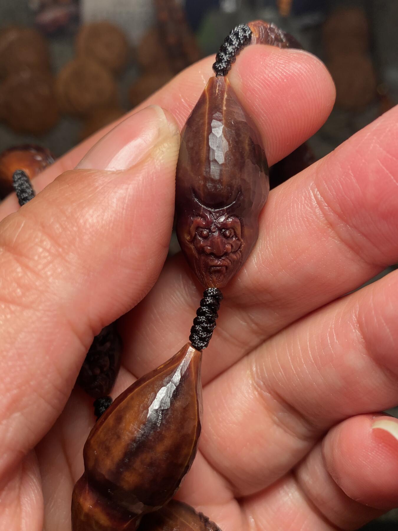 捡漏苏州非物质文化遗产，核雕艺术老苏工 福利苏工核雕纯手工老手艺名家王红秋老师雕刻异型紫核全刀工福禄寿百态，雕工深峻，个性十足，等待有缘人，尺寸1。5x3。2喜欢的来