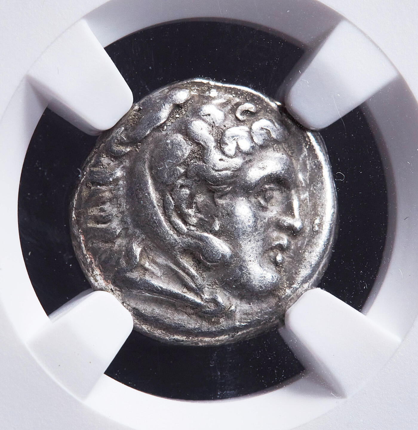 【俄甄集藏】满园春色-2026年(051)04-22星期三 晚 19:30 全场包邮 古希腊爱奥尼亚埃里特莱城公元前4世纪中期大力神1德拉克马猫头鹰银币，NGC VF，正面大力神赫拉克勒斯戴狮皮头像，背面大棒、箭袋、猫头鹰及酒杯图案