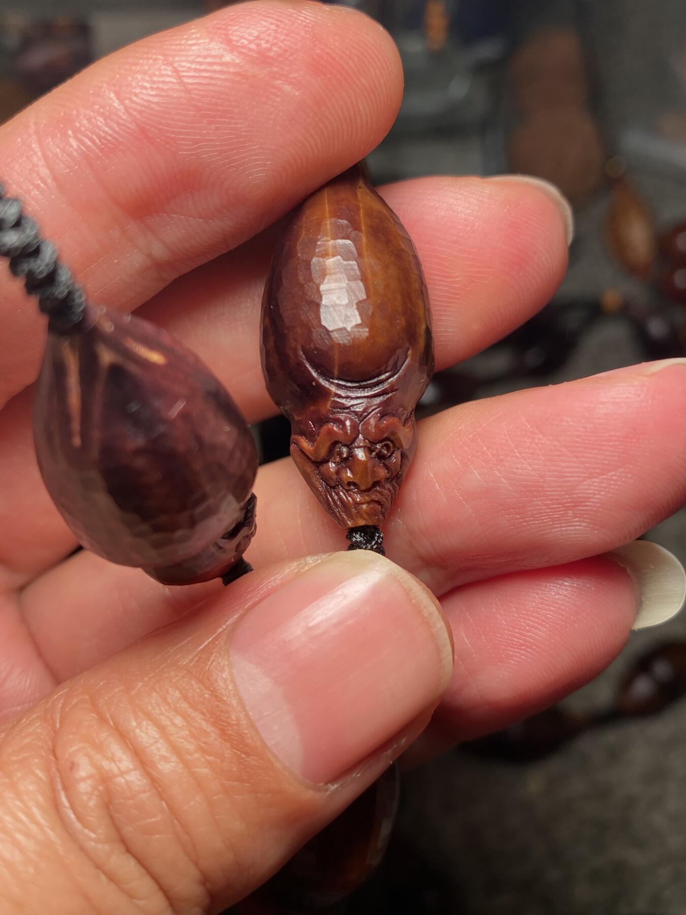 捡漏苏州非物质文化遗产，核雕艺术老苏工 福利苏工核雕纯手工老手艺名家王红秋老师雕刻异型紫核全刀工福禄寿百态，雕工深峻，个性十足，等待有缘人，尺寸1。5x3。2喜欢的来