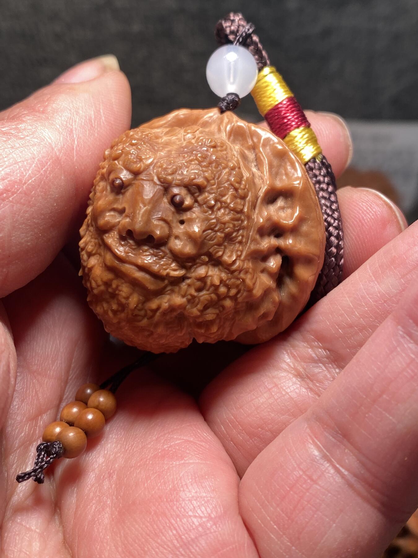 捡漏苏州非物质文化遗产，核雕艺术老苏工 福利苏工核雕，纯手工雕刻,核桃老苏工留刀痕双面达摩百态手把件，个性十足，等待有缘人，市场无同款，尺寸4。2喜欢的来
