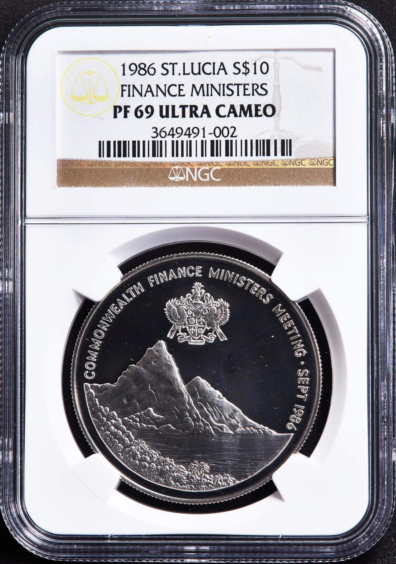 【俄甄集藏】满园春色-2026年(051)04-22星期三 晚 19:30 全场包邮 圣卢西亚1986年纪念英联邦财政部长会议召开10元皮通山海岸风光精制大银币，NGC PF69UC，重28.28克，925银，发行量1000枚，稀有品种，冠军分