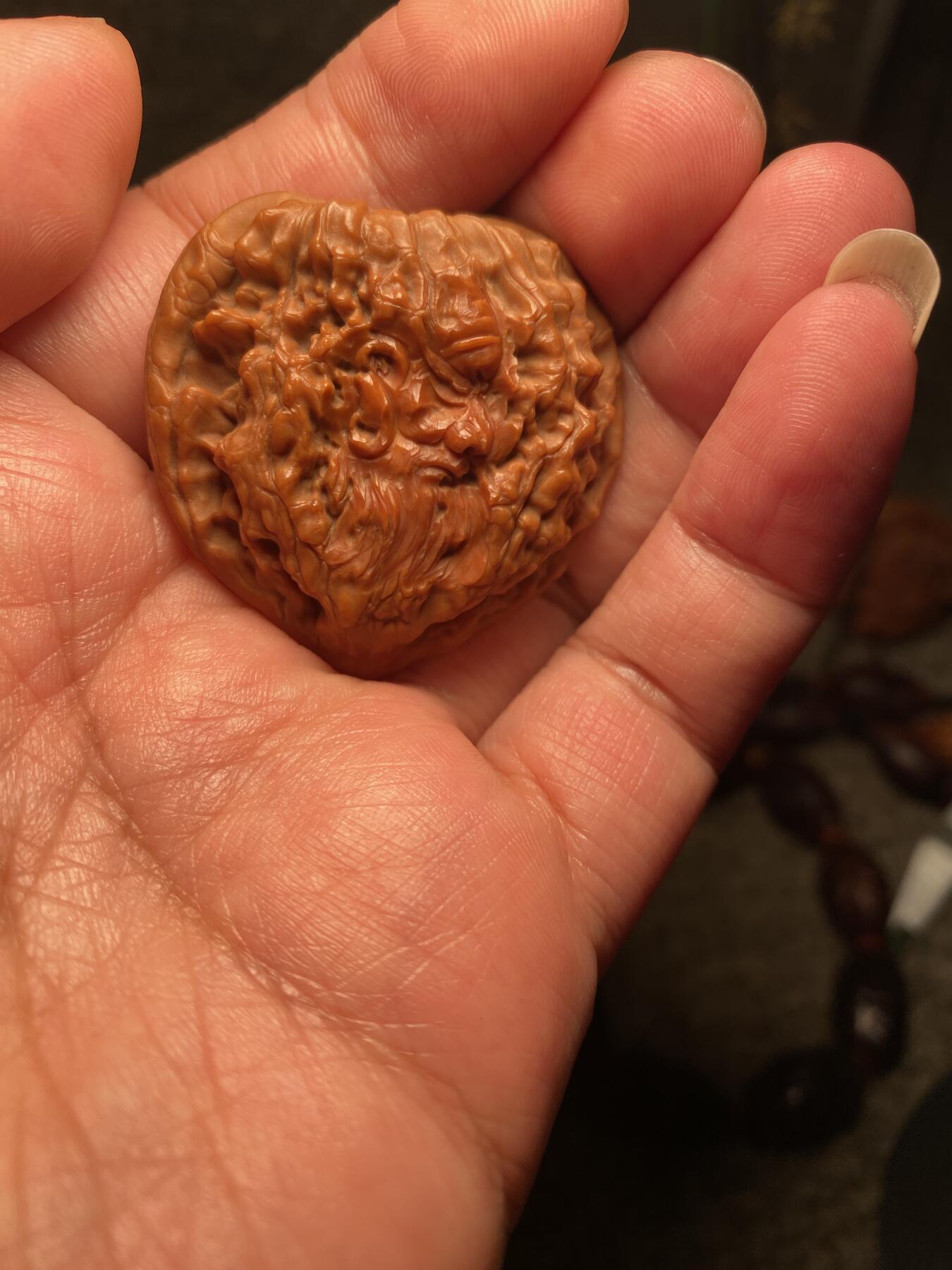 捡漏苏州非物质文化遗产，核雕艺术老苏工 福利苏工核雕，纯手工雕刻,核桃老苏工留刀痕关公，忠义千秋，个性十足，等待有缘人，市场无同款，尺寸4。2喜欢的来