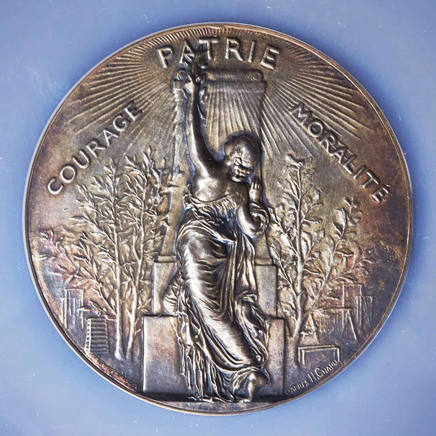 【俄甄集藏】满园春色-2026年(051)04-22星期三 晚 19:30 全场包邮 法国1873年玛丽安娜全身像体操联盟镀金大银章，NGC MS61，高浮雕，五彩包浆，著名雕刻师亨利·沙普作品，直径：58mm，丰饶角铭，稀少品种