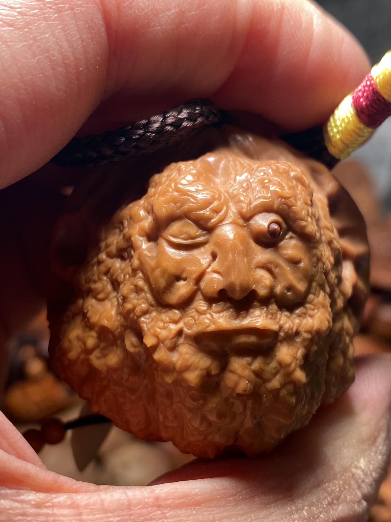 捡漏苏州非物质文化遗产，核雕艺术老苏工 福利苏工核雕，纯手工雕刻,核桃老苏工留刀痕双面禅道手把件，个性十足，等待有缘人，市场无同款，尺寸4。2喜欢的来