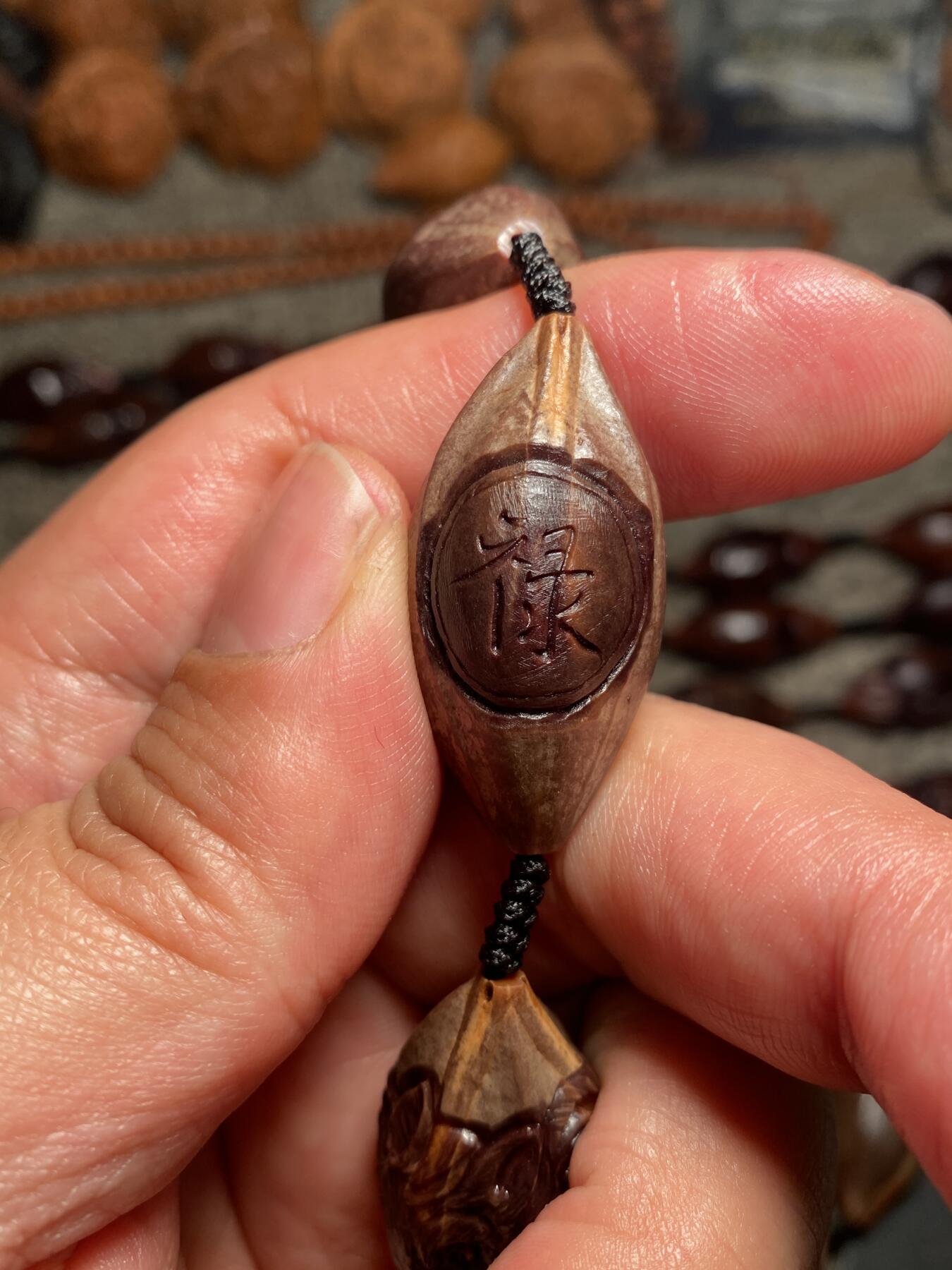 捡漏苏州非物质文化遗产，核雕艺术老苏工 福利苏工核雕纯手工老手艺名家王红秋老师雕刻紫核全手工福禄寿喜财十二生肖，雕工深峻，个性十足，等待有缘人，尺寸1。75x3.6喜欢的来