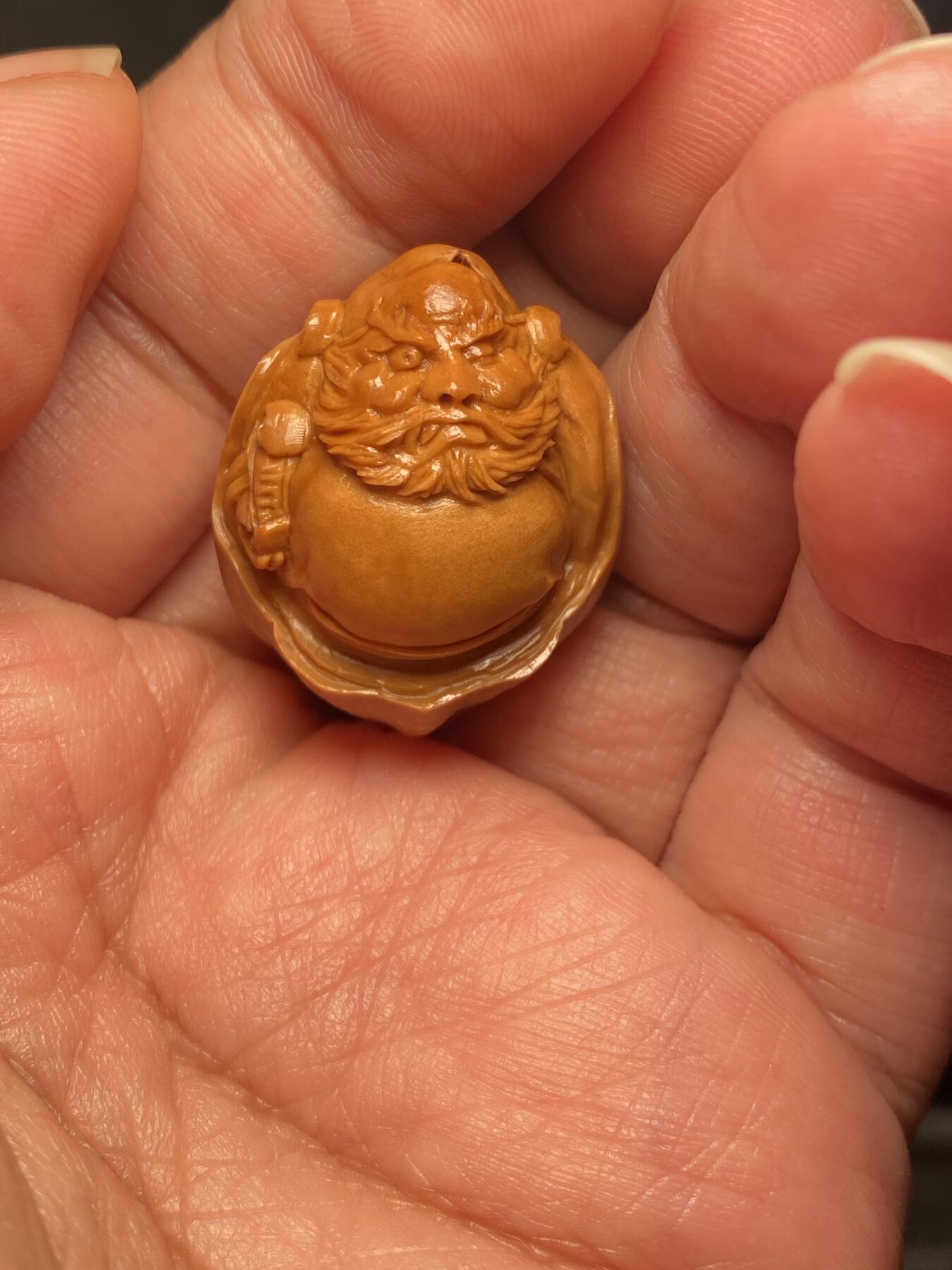 捡漏苏州非物质文化遗产，核雕艺术老苏工 福利苏工核雕纯手工钟馗单籽，雕工深峻，个性十足，等待有缘人，尺寸2.4x3。15喜欢的来