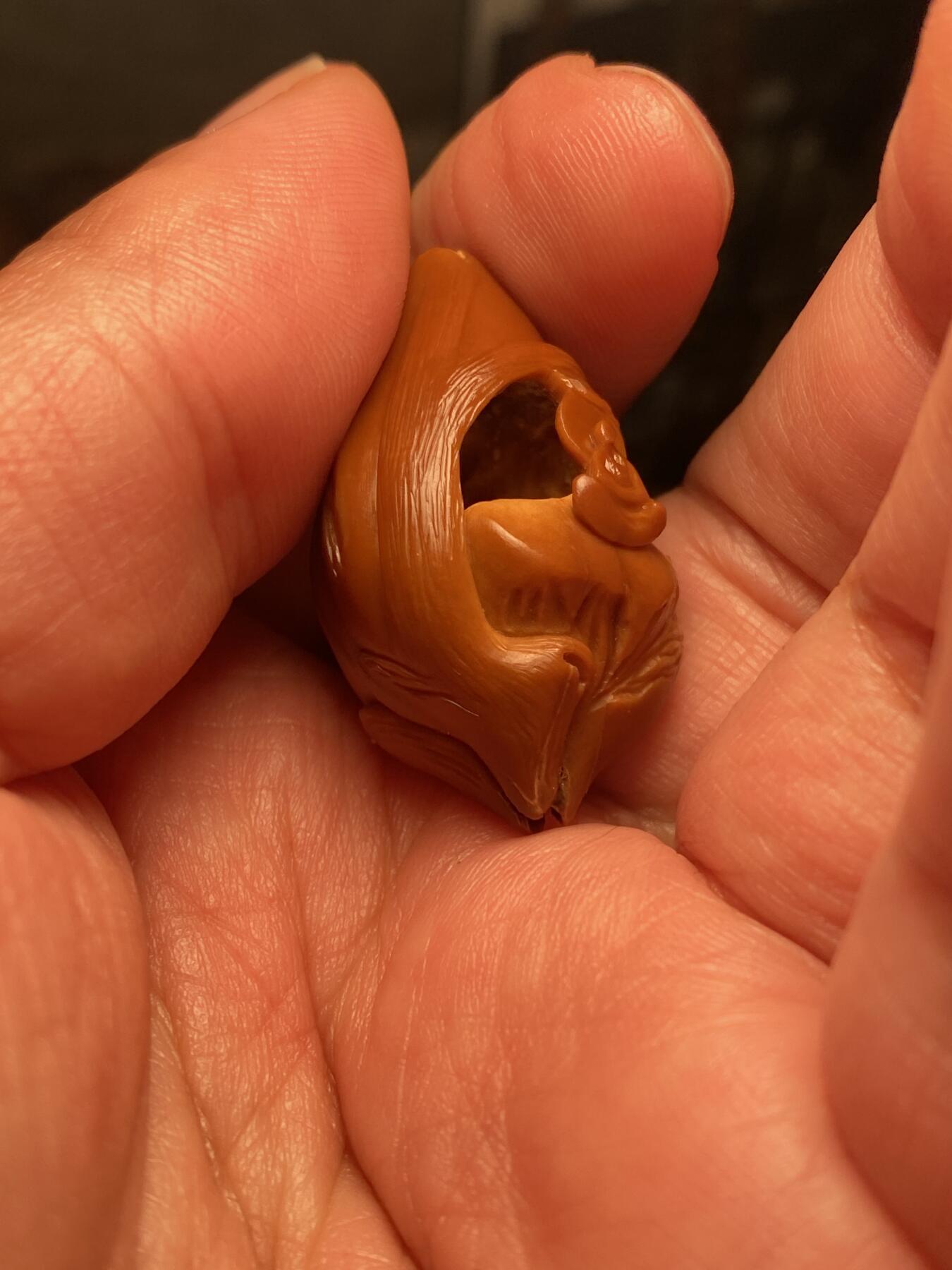 捡漏苏州非物质文化遗产，核雕艺术老苏工 福利苏工核雕纯手工风景无相单籽，雕工深峻，个性十足，等待有缘人，尺寸2.35x3。7喜欢的来