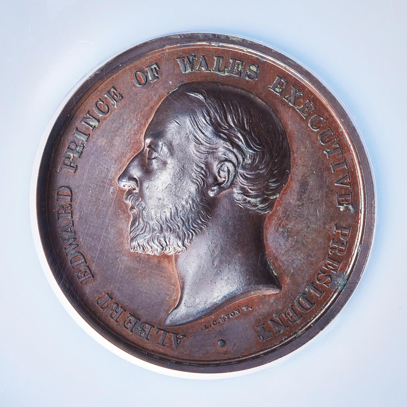 【俄甄集藏】满园春色-2026年(051)04-22星期三 晚 19:30 全场包邮 英国1886年阿尔伯特·爱德华威尔士亲王头像（即后来的英国国王爱德华七世）纪念在伦敦召开的英国殖民地与印度博览会大铜章，NGC MS62，巧克力包浆，高浮雕，类精制底板，皇家造币厂首席雕刻师莱昂纳德·查尔斯·怀恩作品，直径：52mm