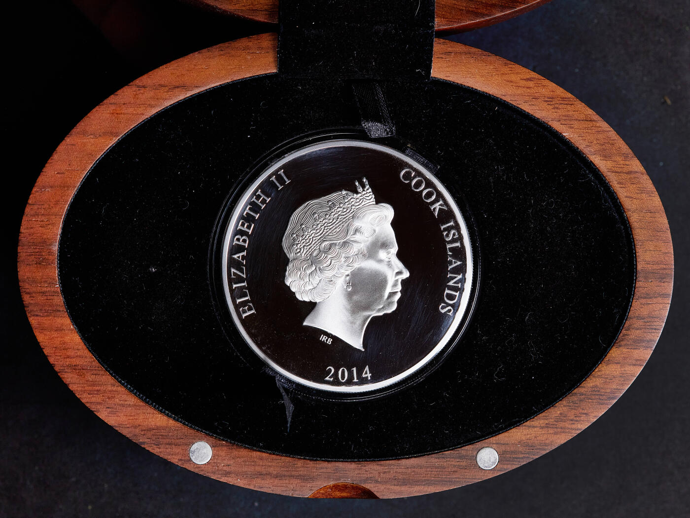 【俄甄集藏】满园春色-2026年(051)04-22星期三 晚 19:30 全场包邮 库克群岛2014年《海底两万里》-鹦鹉螺号潜艇5盎司蓝色珍珠贝母镶嵌50元精制大银币，原木盒精装，带证书，重155.55克，999银，发行量750枚，名誉品种