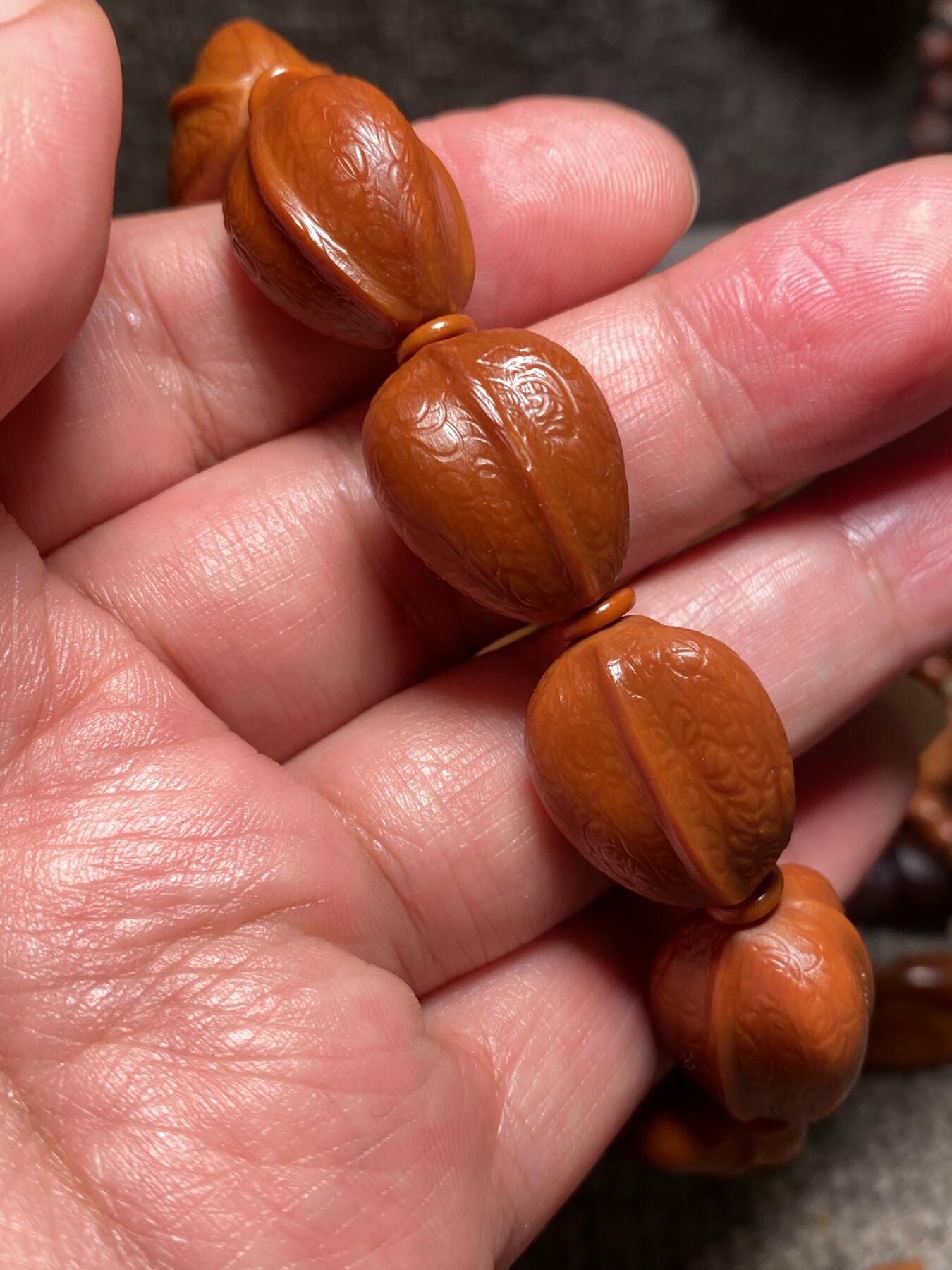 捡漏苏州非物质文化遗产，核雕艺术老苏工 福利苏工核雕，纯手工回纹铁核鱼背，10年老料，个性十足，等待有缘人，市场无同款，尺寸1。68x2.1左右喜欢的来