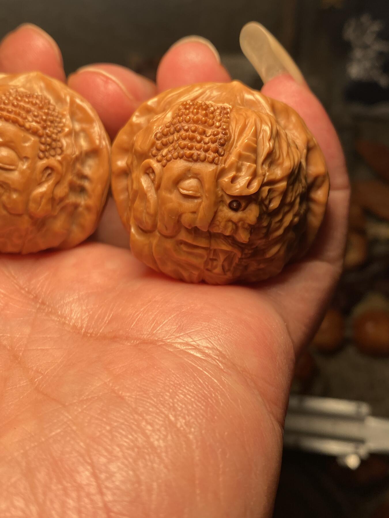 捡漏苏州非物质文化遗产，核雕艺术老苏工 福利苏工核雕，纯手工雕刻,核桃四面雕刻佛魔一念，个性十足，等待有缘人，市场无同款，尺寸4。18喜欢的来