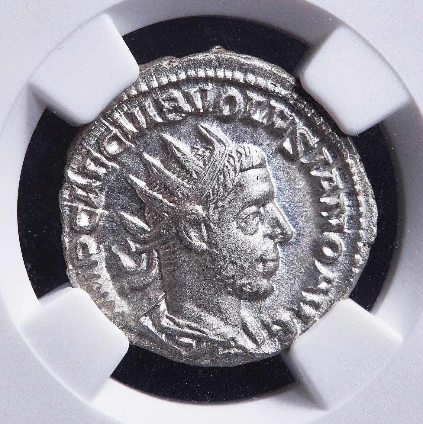 【俄甄集藏】满园春色-2026年(051)04-22星期三 晚 19:30 全场包邮 古罗马帝国公元251-252年沃鲁西安努斯公帝时期双第纳尔谐女神银币，NGC MS(Str 4/5, Sur 4/5)，,罗马造币厂打制，正面沃鲁西安努斯芒冠胸像，币文为“最高统帅，凯撒·沃鲁西安努斯·奥古斯都“；背面和谐女神手持祭盘和丰饶角，币文为“奥古斯都们的和谐”，少见MS美品，原光品相