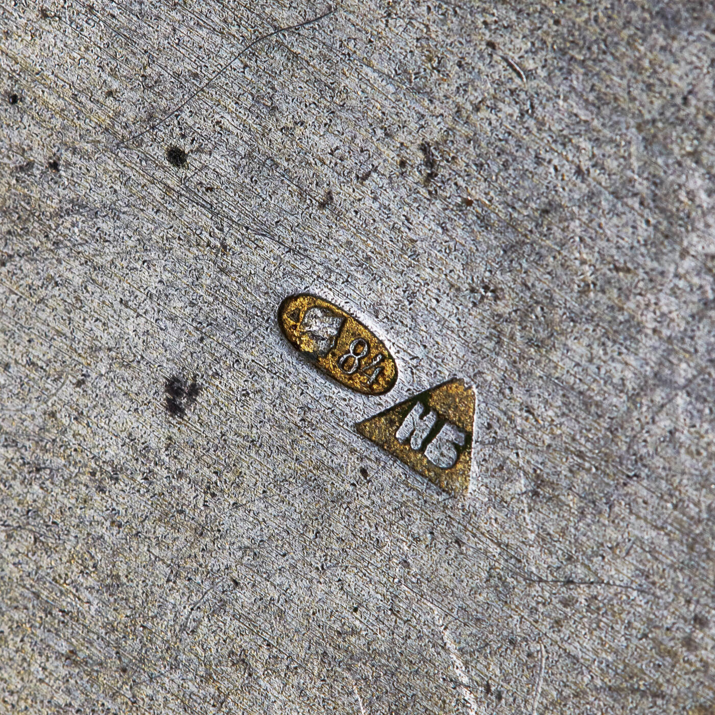 【俄甄集藏】满园春色-2026年(051)04-22星期三 晚 19:30 全场包邮 沙俄19世纪伏尔加河畔风光山水风景乌银珐琅（Niello）工艺内镀金刻花古董银烟盒，莫斯科著名乌银工艺大师尼古拉·米哈伊洛维奇·博比尔作品，长：105mm，宽：75mm，重量：141.2克，84戳记，含银量87.5%，俄系银器戳记为96进制，设计精美，纯手工制作，保存完好难得，有使用痕迹