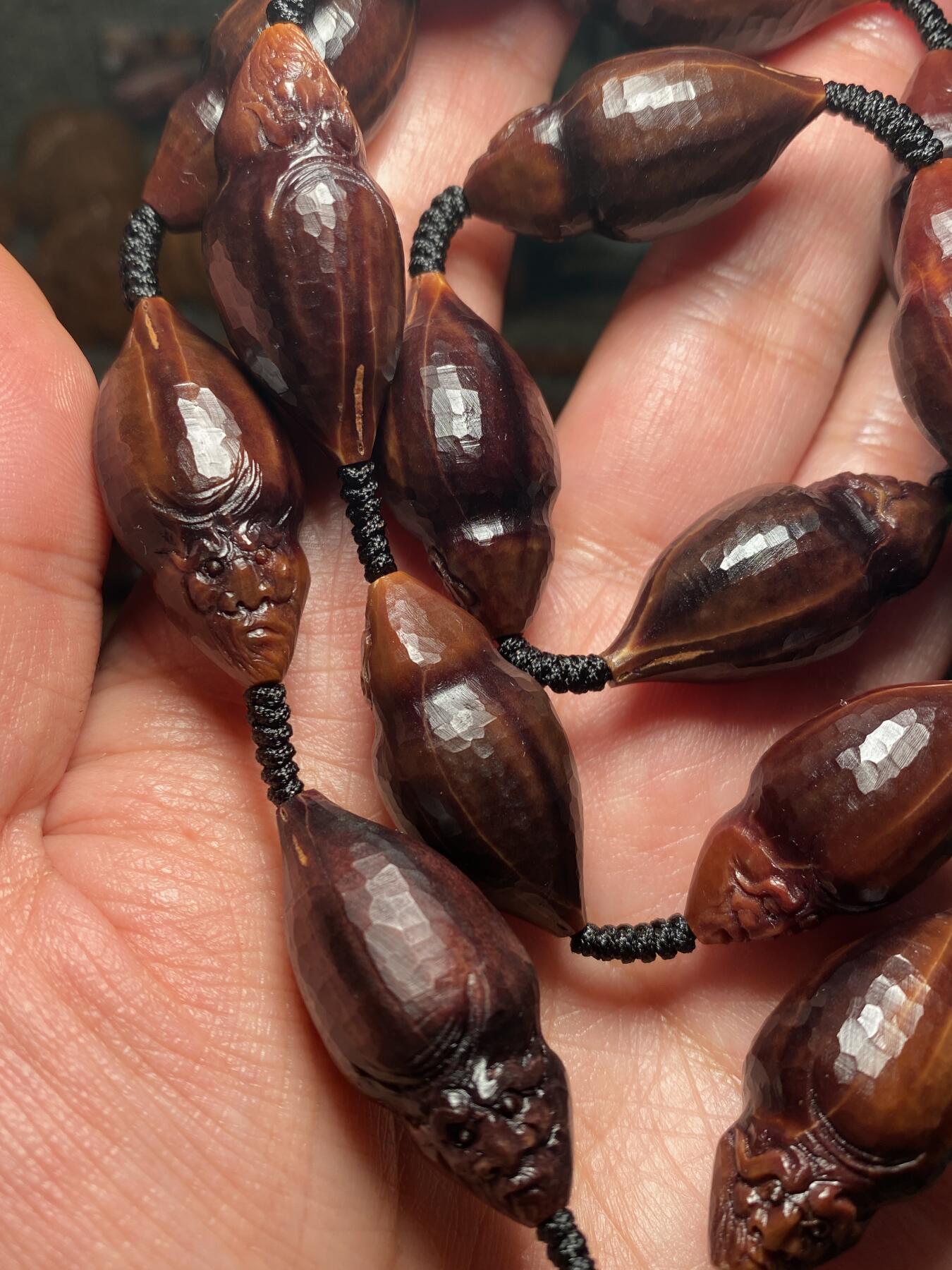 捡漏苏州非物质文化遗产，核雕艺术老苏工 福利苏工核雕纯手工老手艺名家王红秋老师雕刻异型紫核全刀工福禄寿百态，雕工深峻，个性十足，等待有缘人，尺寸1。5x3。2喜欢的来