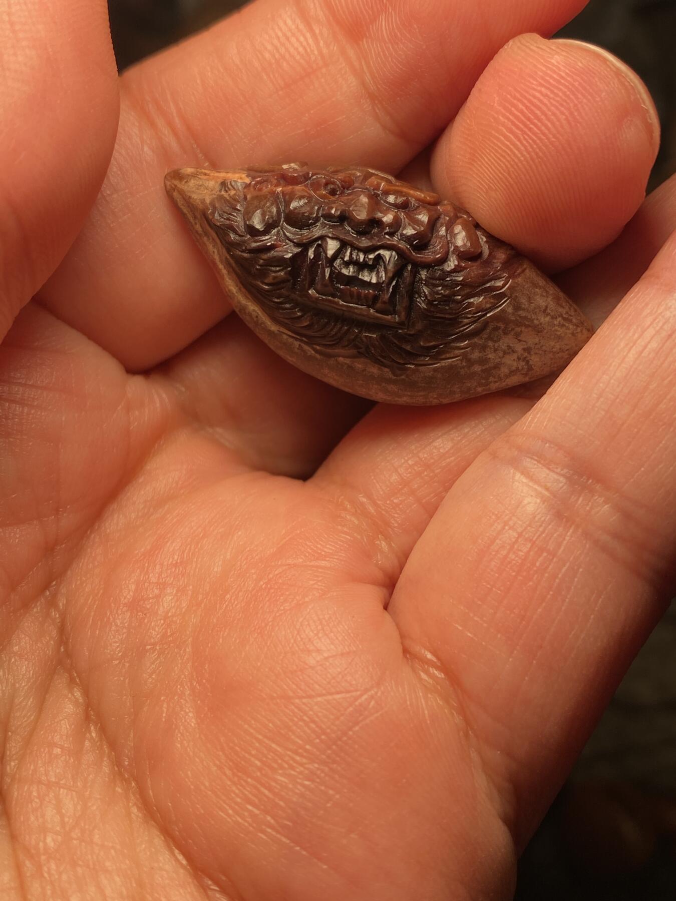 捡漏苏州非物质文化遗产，核雕艺术老苏工 福利苏工核雕纯手工老手艺横版紫核钟馗，雕工深峻，个性十足，等待有缘人，尺寸1。9x4.0喜欢的来