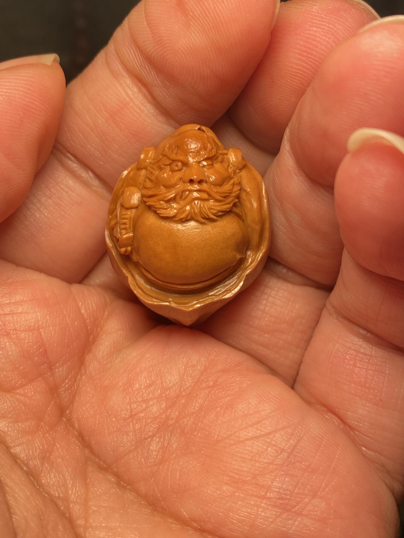 捡漏苏州非物质文化遗产，核雕艺术老苏工 福利苏工核雕纯手工钟馗单籽，雕工深峻，个性十足，等待有缘人，尺寸2.4x3。15喜欢的来