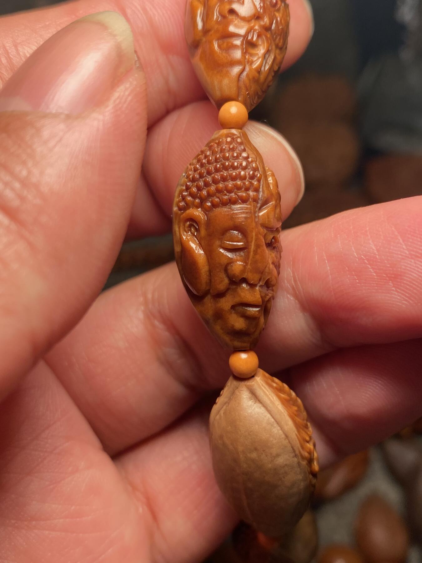 捡漏苏州非物质文化遗产，核雕艺术老苏工 福利苏工核雕纯手工半包桨佛魔一念手串，雕工深峻，个性十足，等待有缘人，尺寸1。35x2。6喜欢的来