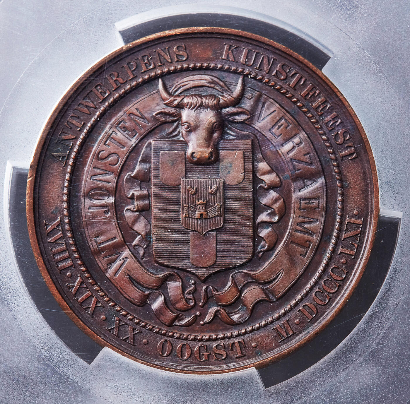 【俄甄集藏】满园春色-2026年(051)04-22星期三 晚 19:30 全场包邮 比利时1861年安特卫普艺术节大铜章，PCGS SP63，酒红色老包浆，高浮雕，设计精美，著名章牌艺术大师雅克·维纳作品，直径：60mm，唯一亚军