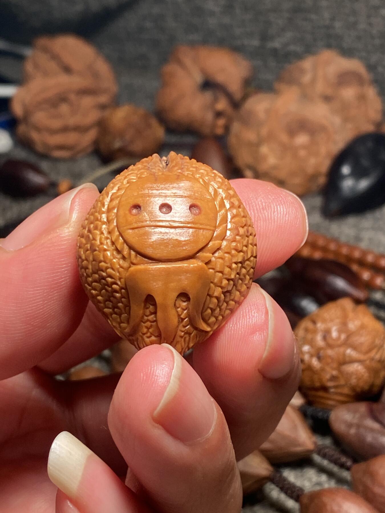 捡漏苏州非物质文化遗产，核雕艺术老苏工 福利苏工核雕纯手工龙行天下单籽，雕工深峻，个性十足，等待有缘人，尺寸2.8x3.45喜欢的来